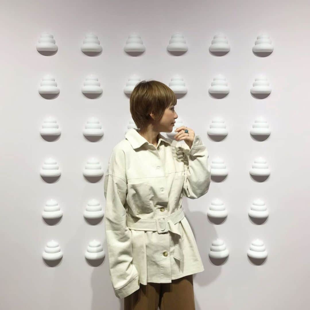 のインスタグラム：「⚪️⚪️⚪️ #fashion #ootd #outfit #code #coordinate #style #titivate #titivatestyle #152せんちこーで @titivatejp #ママコーデ ・ ・ ・ 一足お先に秋服デビュー✨ ・ アウターは#ティティベイト の #ウエストマークコーデュロイライトジャケット 💁‍♀️ ・ ベルト外してダボっと 着てもかわいいの、、、🤤💭」