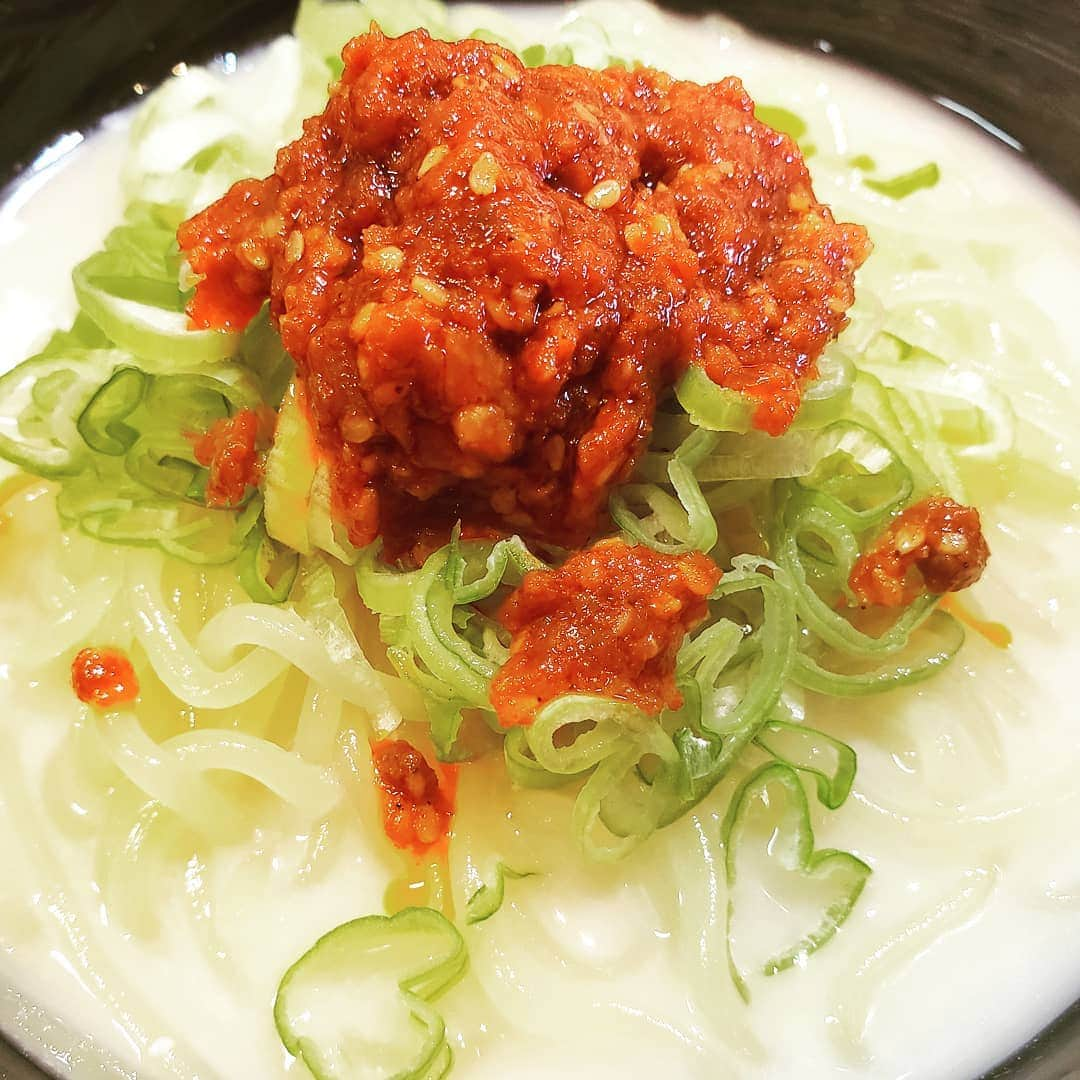 Shihoさんのインスタグラム写真 - (ShihoInstagram)「私の大好きな「つるしこ」さんの冷麺。こちらは特濃豆乳冷麺。ヴィーガンメニューでもあり、動物性を使ってない。添加物も砂糖も使ってない。 ところが激ウマなのです！！ヴィーガンではない私はついヴィーガンメニューを物足りないと思ってしまうんですが、こちらは本当に深くて満足できる味。野菜、たっぷり使われています。 牛のスープを使ったスタンダードな冷麺もあってそちらももちろん美味しい！！ 渋谷のダイニングで食べられるし（これはお家で作ったのでお店だと見た目ももっと美しいです笑）、オンラインで取り寄せもできるよー♪ 是非試していただきたいオススメです。  #つるしこ冷麺 #冷麺 #ヴィーガン #美味しい #吉調つるしこ #特濃豆乳冷麺」8月31日 0時21分 - fried_pride_shiho