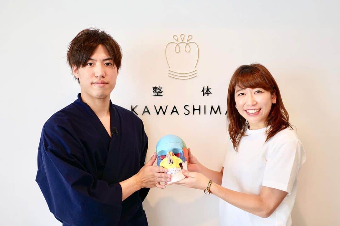 のインスタグラム：「【前回のTV出演時の髙巣アナと1枚📸】 . 1ヶ月前の写真だけど😂 TV出演した時の写真！📸 また宮崎のテレビに 出演できそうです😎 . そろそろviviの取材された 記事も出来上がるみたい！ . みんながびっくりする様な 技術をどんどん発信するね👨🏻‍⚕️ . そしてうちの院長、副院長の @kameda_kawashima  @tanaka_seitai  2人も人気沸騰中で 予約が1〜2週間待ちになってきました😎 嬉しい！！！！！ . #整体KAWASHIMA #川島悠希 #美容整体師川島さん #整体 #美容 #宮崎 #宮崎県 #宮崎市」