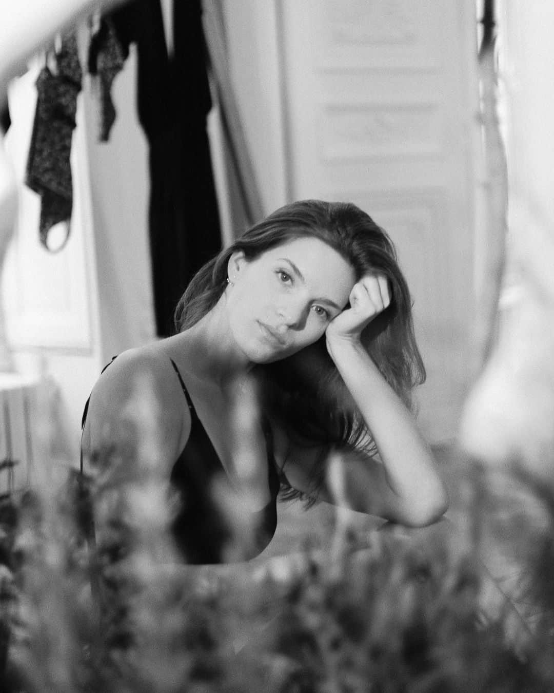 レジャビーのインスタグラム：「A stolen moment —— Un instant volé  #maisonlejaby #portait #portaitdefemme #instantvolé #stolenmoment #femme #designedbywomenforwomen」