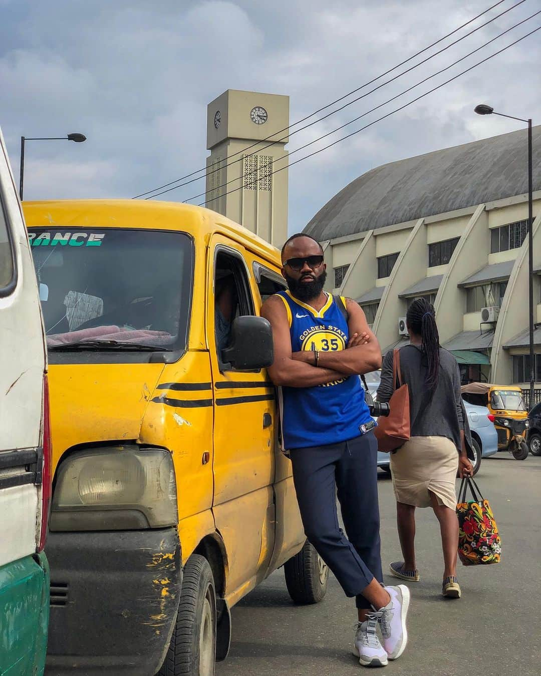 ノーブル・イグウェさんのインスタグラム写真 - (ノーブル・イグウェInstagram)「Yellow Bus Behind  This is Lagos & I’m capturing Smiles  #style #lifestyle #mensfashion #stylevitae」8月31日 0時30分 - noble_igwe