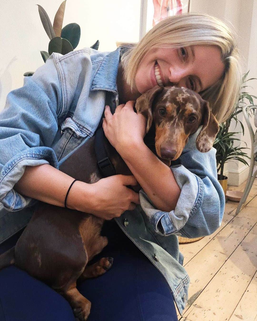 Estée Lalondeのインスタグラム：「Dog cuddles are really just the best aren’t they? @dapple_nim 🐾」