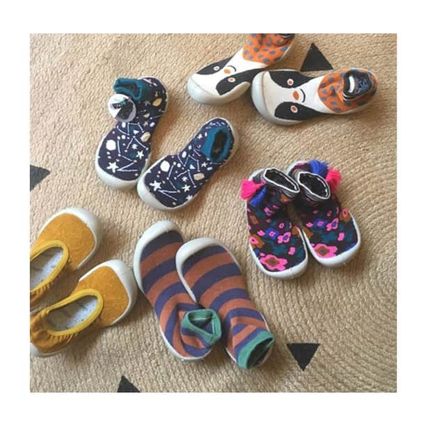 のインスタグラム：「Your child's feet got bigger over the summer break. 👣 . Well, at Collegien you have a large choice of amazing styles and colours! Something to suit everyone's taste! 😍 . Les petits pieds de vos enfants ont bien grandi durant l'été ! 👣 . Equipez-les pour la rentrée avec un festival de motifs et de couleurs ! Un modèle adapté à chaque personnalité ! 😍 . Picture @konfettiwolke_store 😘 . #collegien #collegien_officiel #madeinfrance #instamum #backtoschool #Тапочкиносочки #slippers #fancy #slippers #обувьдлямалышей #дети #инстамама #обувьдляпервыхшагов #товарыдлядетей #дляпервыхшагов #spring #폼폼삭슈 #꼴레지앙 #우린이꺼#꼴레지앙#폼폼#collegien #vintage #slippers #designerslippers #babbucce #hausschuhe」