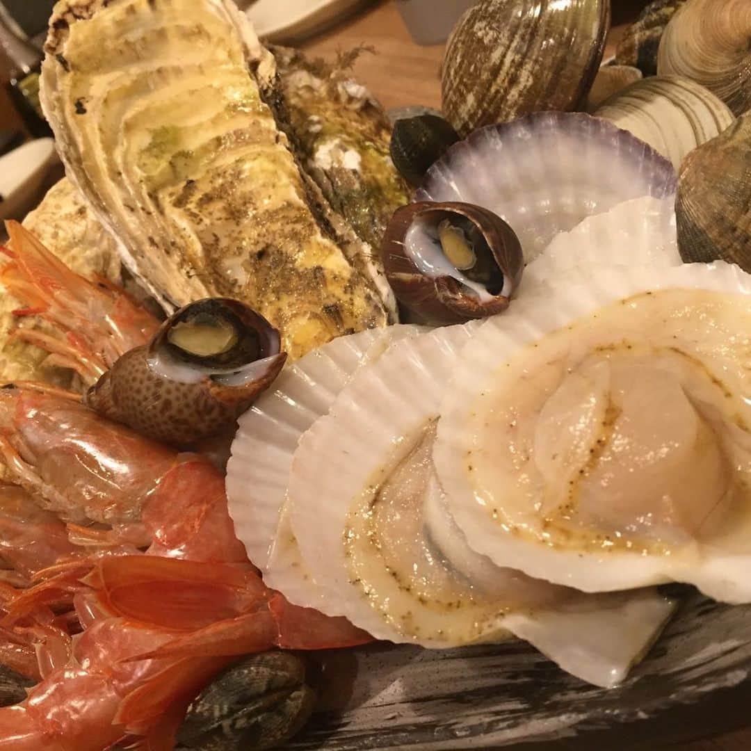 鶏魚 谷町のインスタグラム：「鶏魚です！しーちゃんです🎶 新鮮な魚介を堪能出来ますよ♡ #新鮮な魚介 #堪能出来る #鶏魚 #大阪 #谷町四丁目 #駅近 #セルフ飲み放題 #地域最安値 #コース #座敷 #個室 #貝盛り放題 #ガンガン焼き #あさり #はまぐり #ホンビノス貝 #牡蠣 #さざえ #飲み会 #女将」
