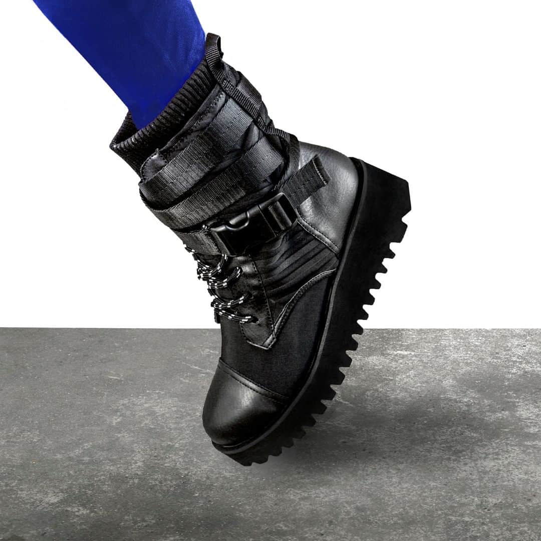 ユナイテッドヌードさんのインスタグラム写真 - (ユナイテッドヌードInstagram)「THE COMBAT TEK //// Quilted neoprene and ultra plush lining make for the coziest fit ////⠀⠀⠀⠀⠀⠀⠀⠀⠀ .⠀⠀⠀⠀⠀⠀⠀⠀⠀ .⠀⠀⠀⠀⠀⠀⠀⠀⠀ #unitednude #fashion #architecture #footwear #footweardesign #fashionfootwear #autumn #style #winter #autumnwinter #aw19collection #archilovers #architecturelovers #aw19trends #shoegame #preorder #newarrivals #streetstyle #lookoftheday #instafashion #instastyle #solecollector #minimalmovement #streetlook」8月31日 0時30分 - unitednude