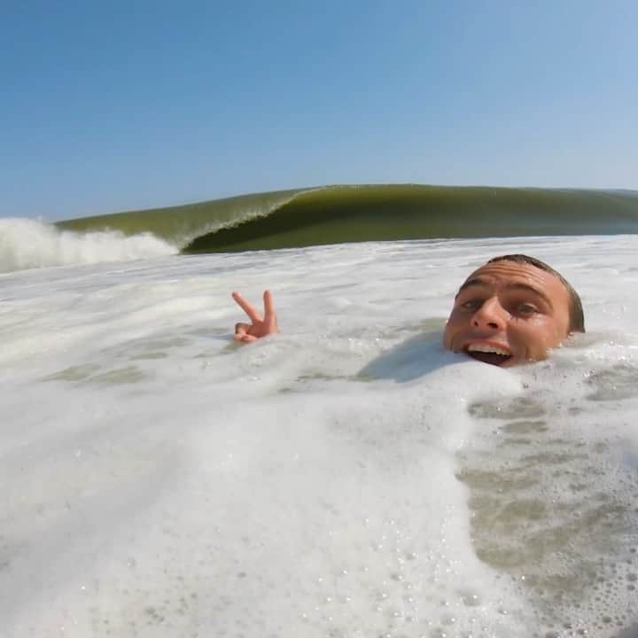 のインスタグラム：「“…IS THIS EVEN REAL?!” Four short words that somehow sum up @brettbarley’s latest journey to Skeleton Bay…and what a journey it was! Watch as this tube hound travels across the world with camera in hand to score the longest, most perfect barrels of his life. 🌊🤯 Full feature on the blog now! Link in bio. #Sanuk #SmilePassitOn」