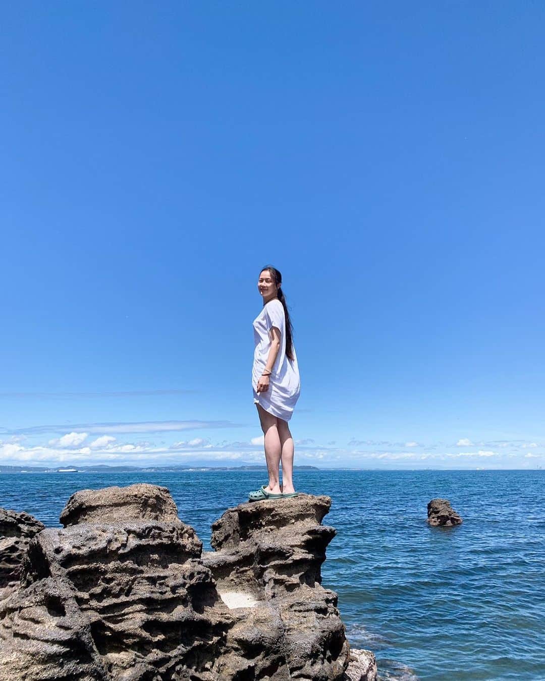 小林由佳さんのインスタグラム写真 - (小林由佳Instagram)「夏の思い出🏖 そこに海があったから。 ギリギリまでいくよね。 今年は海も川も行けて初めて夏らしい8月だったかも。 #探検隊 #岩 #登る #虫に怯える」8月31日 0時31分 - ykp_qkb