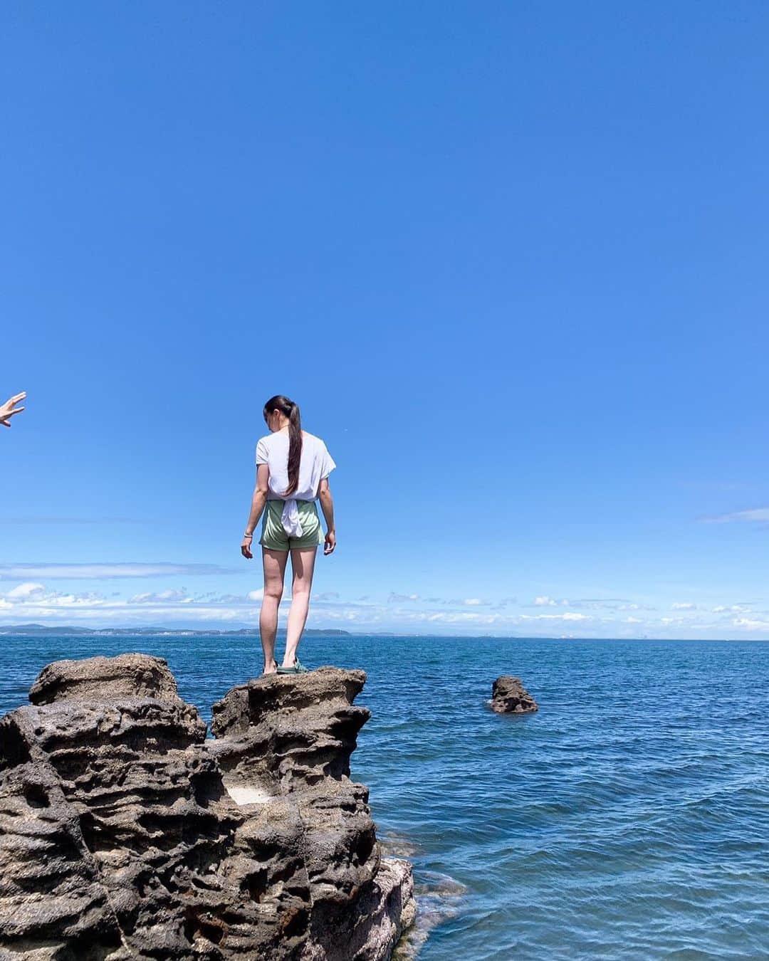 小林由佳さんのインスタグラム写真 - (小林由佳Instagram)「夏の思い出🏖 そこに海があったから。 ギリギリまでいくよね。 今年は海も川も行けて初めて夏らしい8月だったかも。 #探検隊 #岩 #登る #虫に怯える」8月31日 0時31分 - ykp_qkb