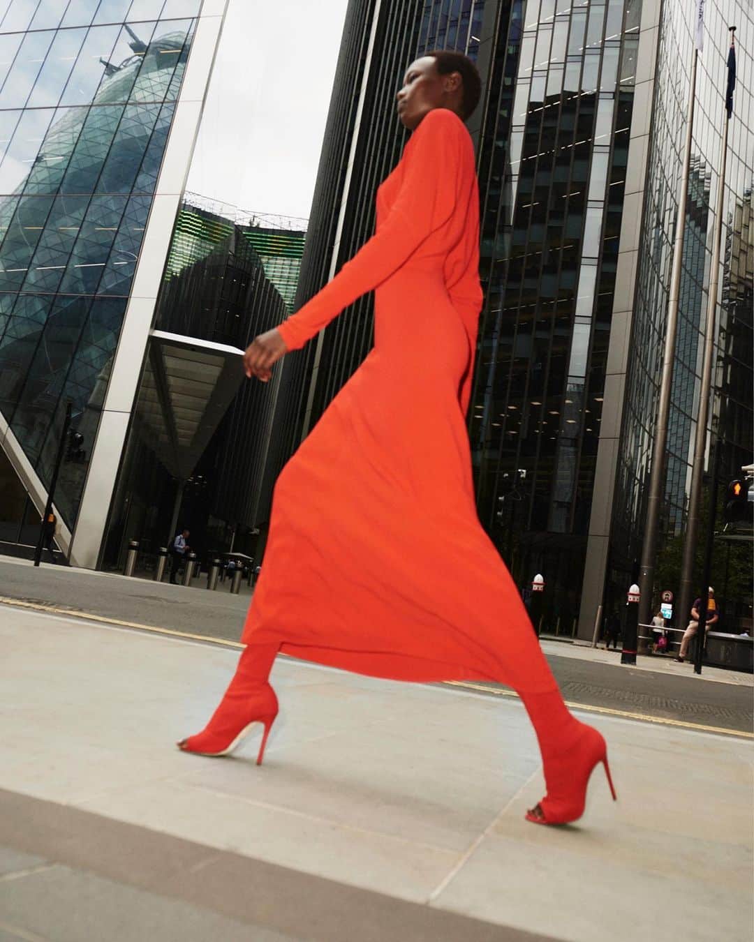 ヴィクトリアベッカムさんのインスタグラム写真 - (ヴィクトリアベッカムInstagram)「The colour of the season has arrived! Obsessed with this lipstick red dress and Jasmin boot from my #VBAW19 collection! x VB」8月31日 0時33分 - victoriabeckham