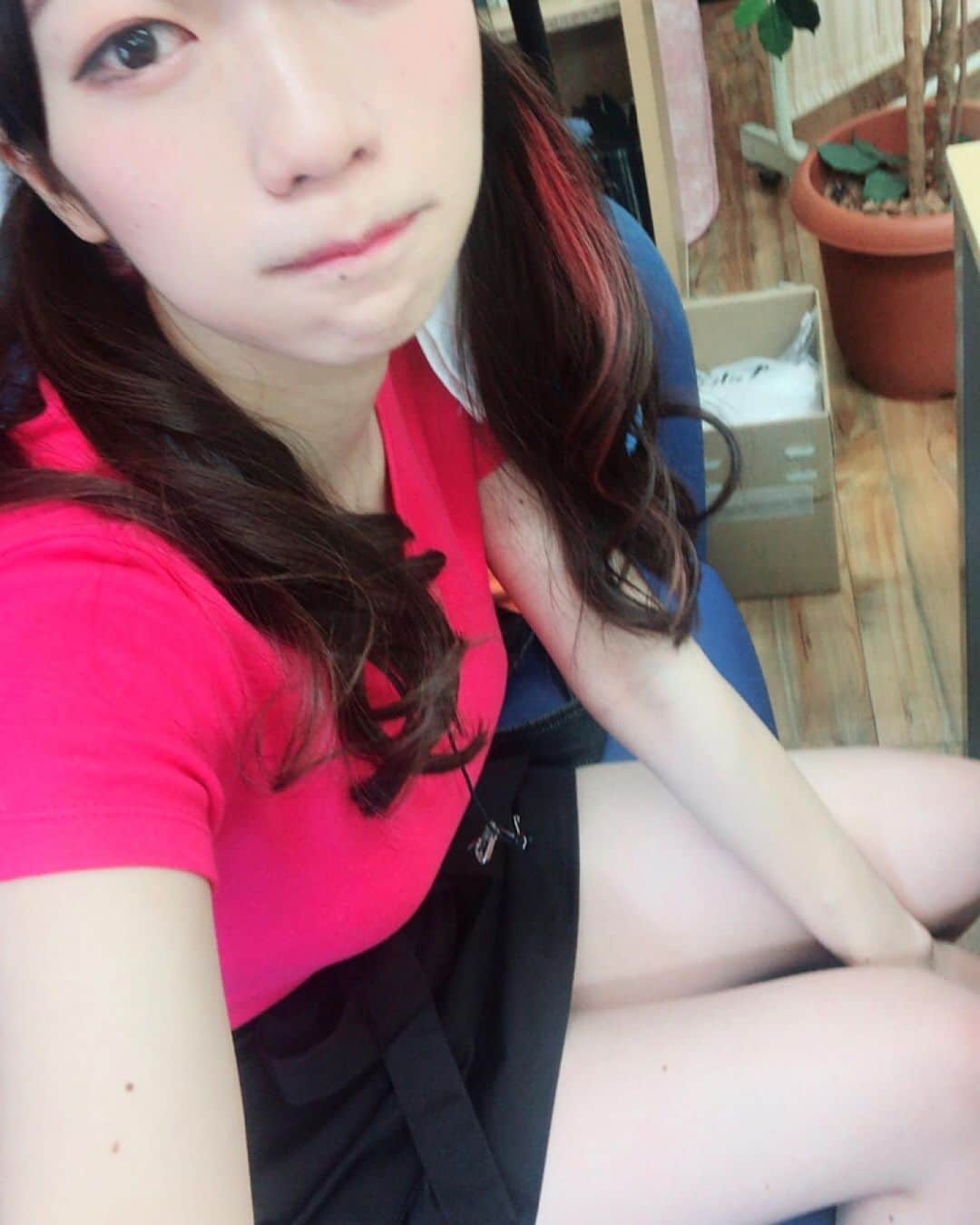 ぱいぱいでか美のインスタグラム：「ラーメン屋の女のコスプレ(?)。 DTテレビの衣装だいすき♡ ꙳ #AbemaTV #DTテレビ #ラーメン屋の女 #コスプレ #重力 ꙳ 見てくださった方ありがとうございましたー！ 今回も面白かったなー☻ ほんと、重力に逆らえなくなってるので 2枚目はラーメン屋みたいなポーズしつつ めちゃくちゃお胸を持ち上げています。 収録の前日に映画見たか何だったかで めちゃくちゃ泣いたから この日いつもにまして全然目が開いてなくてわろた。 久々にリアタイ視聴できたからコメ欄見てたんだけど でか美疲れてない？ってコメントしてくれてる人いて 疲れてるというか目が腫れてただけだけど 気付く人は気付くもんやなと思ってちょっと感動しました。笑 DTテレビ来月は2回くらい出ます多分！」