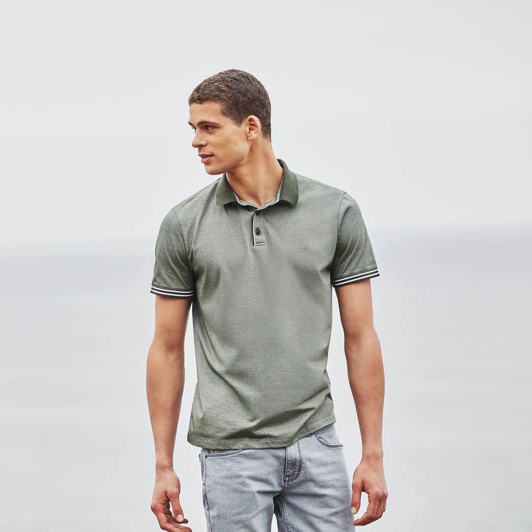 ペリーエリスのインスタグラム：「Some things never go out of style. Dress like an icon in our bestselling Perry Icon Polo, available in all new colors. Link in bio. #PerryEllis #LifeReadySince1976」
