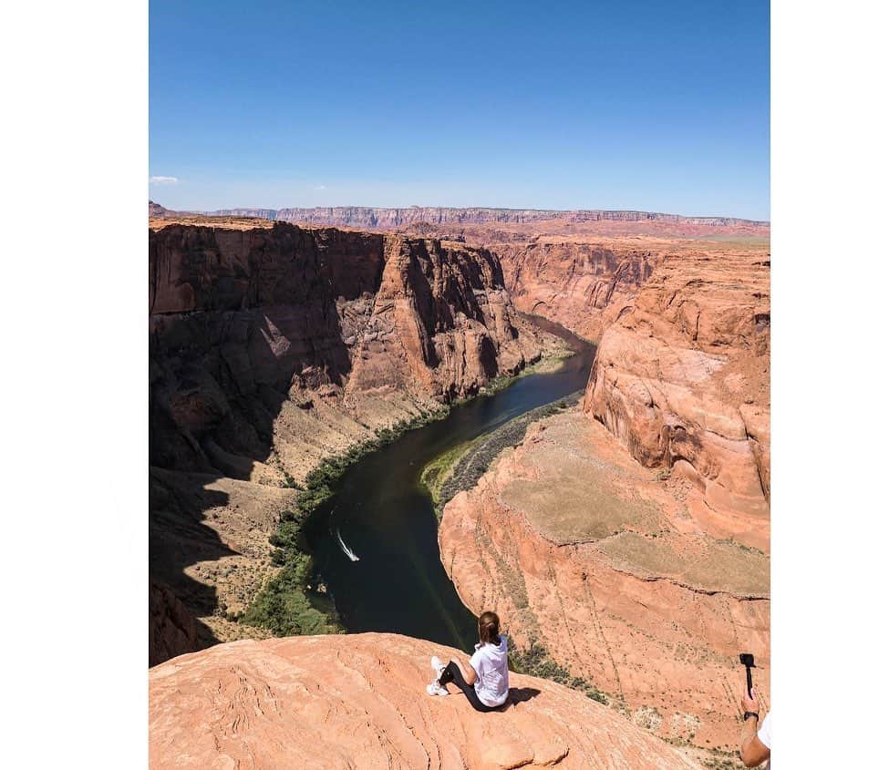 川島幸美さんのインスタグラム写真 - (川島幸美Instagram)「Horseshoe Bend⛰ コロラド川の長い時間の浸食により出来たこの馬蹄型の絶景 👏💙👏 後で知ったのですが、岩の先端に座ると土質が脆いので崩れやすいとのこと....それ聞いてひやっとしました😓 行かれる方は注意してくださいね😣」8月31日 11時43分 - yukimikawashima