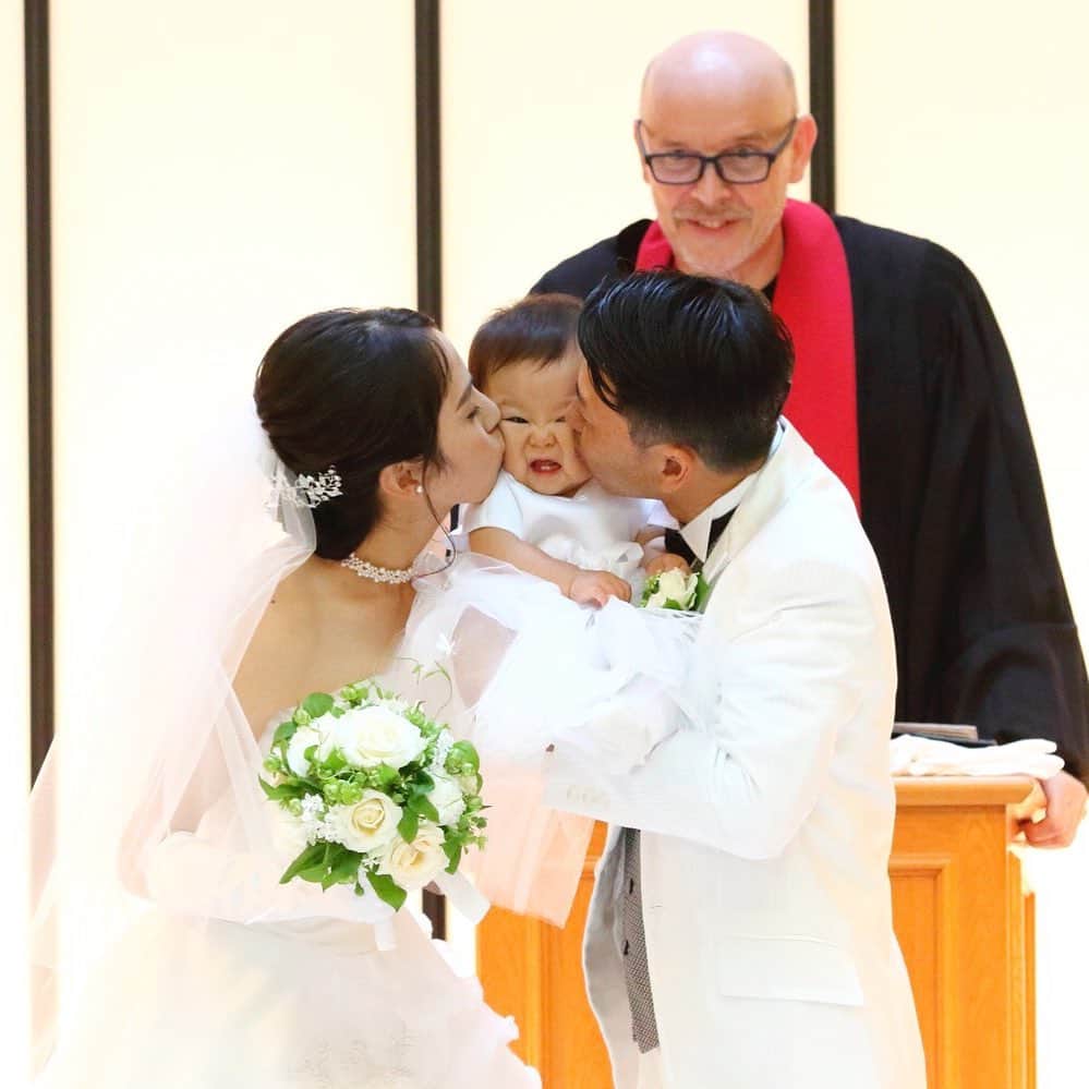 福田恭巳のインスタグラム：「We kissed my daughter too much😂  #宏之と恭巳の結婚式 #結婚式 #子連れ婚 #卒花嫁 #卒花 #slacklife #yukimi」