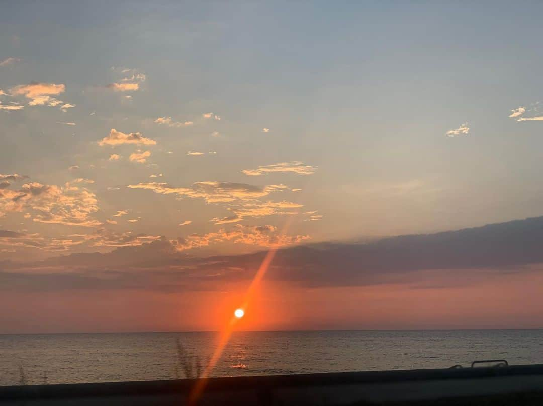 後藤紗亜弥さんのインスタグラム写真 - (後藤紗亜弥Instagram)「夏の終わり🌻﻿ ﻿ ﻿ ﻿ ﻿ ﻿ 8月。﻿ ﻿ 滑らかな坂をくだったり﻿ ﻿ 険しい坂をのぼったり﻿ ﻿ そんな月となった。﻿ ﻿ ﻿ ﻿ ﻿ ﻿ 言葉ってダイレクトに届いて﻿ 一度聞いた言葉はよっぽどのことがない限り﻿ 消えない﻿ ﻿ 私の中に残る言葉﻿ ﻿ 傷ついたこともあった。﻿ まだまだ弱いなぁ〜なんて﻿ 痛感した。﻿ ﻿ ﻿ 演者でい続けたい﻿ 今のお仕事をこれからも続けていきたい﻿ ﻿ 歳を重ねていくから﻿ これからまた﻿ 選択していかなければいけないのだろうし﻿ ﻿ ﻿ また新しい選択も生まれてくるのだろう﻿ ﻿ ﻿ ﻿ 私らしくありたい﻿ いつどんな時も﻿ ﻿ ﻿ 時には右から左へ流すのだ。﻿ ﻿ ﻿ もし今﻿ 自分が歩いてきた道は間違っていた﻿ ﻿ 自分が思ってしまうと﻿ ﻿ もうそこで止まってしまう気がする﻿ ﻿ ﻿ 信じる。﻿ ﻿ ﻿ 自分と﻿ ﻿ ﻿ 今 ﻿ ﻿ ﻿ 支えてくれる大切な人達を﻿ ﻿ ﻿ 大切な人達の笑顔を守るために﻿ ﻿ ﻿ ﻿ 私は演者でい続ける。﻿ ﻿ ﻿ ﻿ ﻿ 9月も楽しみです！﻿」8月31日 11時45分 - saaya_goto