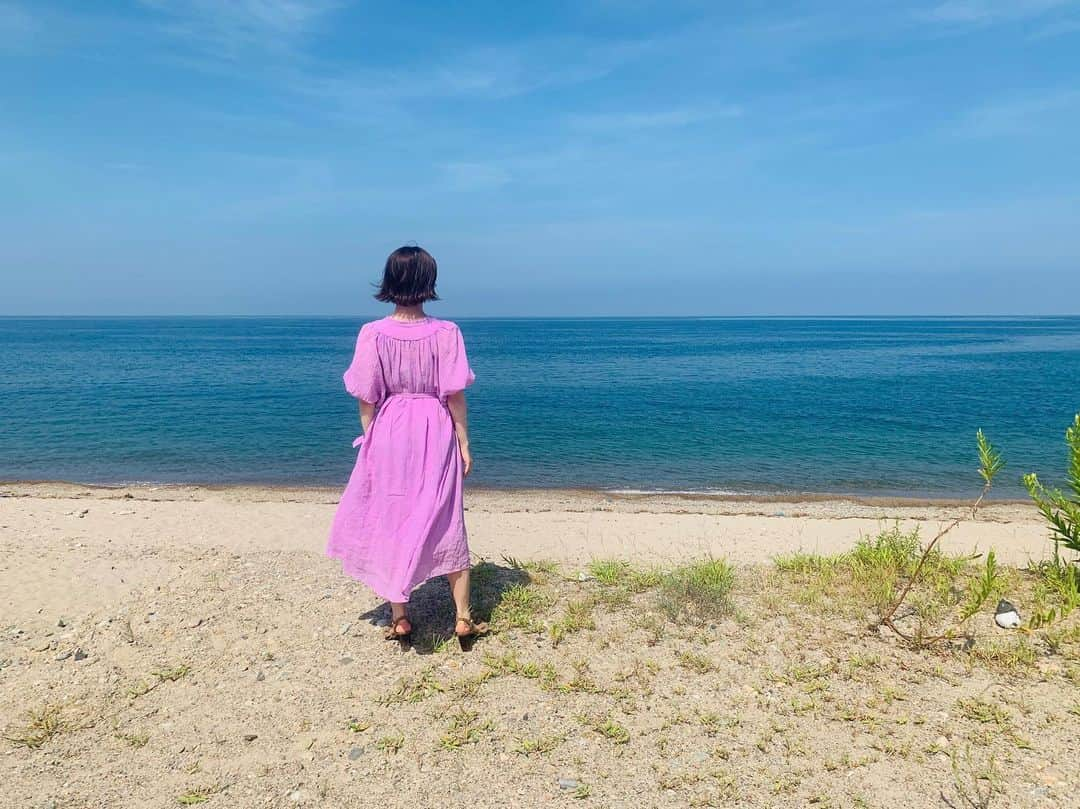 後藤紗亜弥さんのインスタグラム写真 - (後藤紗亜弥Instagram)「夏の終わり🌻﻿ ﻿ ﻿ ﻿ ﻿ ﻿ 8月。﻿ ﻿ 滑らかな坂をくだったり﻿ ﻿ 険しい坂をのぼったり﻿ ﻿ そんな月となった。﻿ ﻿ ﻿ ﻿ ﻿ ﻿ 言葉ってダイレクトに届いて﻿ 一度聞いた言葉はよっぽどのことがない限り﻿ 消えない﻿ ﻿ 私の中に残る言葉﻿ ﻿ 傷ついたこともあった。﻿ まだまだ弱いなぁ〜なんて﻿ 痛感した。﻿ ﻿ ﻿ 演者でい続けたい﻿ 今のお仕事をこれからも続けていきたい﻿ ﻿ 歳を重ねていくから﻿ これからまた﻿ 選択していかなければいけないのだろうし﻿ ﻿ ﻿ また新しい選択も生まれてくるのだろう﻿ ﻿ ﻿ ﻿ 私らしくありたい﻿ いつどんな時も﻿ ﻿ ﻿ 時には右から左へ流すのだ。﻿ ﻿ ﻿ もし今﻿ 自分が歩いてきた道は間違っていた﻿ ﻿ 自分が思ってしまうと﻿ ﻿ もうそこで止まってしまう気がする﻿ ﻿ ﻿ 信じる。﻿ ﻿ ﻿ 自分と﻿ ﻿ ﻿ 今 ﻿ ﻿ ﻿ 支えてくれる大切な人達を﻿ ﻿ ﻿ 大切な人達の笑顔を守るために﻿ ﻿ ﻿ ﻿ 私は演者でい続ける。﻿ ﻿ ﻿ ﻿ ﻿ 9月も楽しみです！﻿」8月31日 11時45分 - saaya_goto