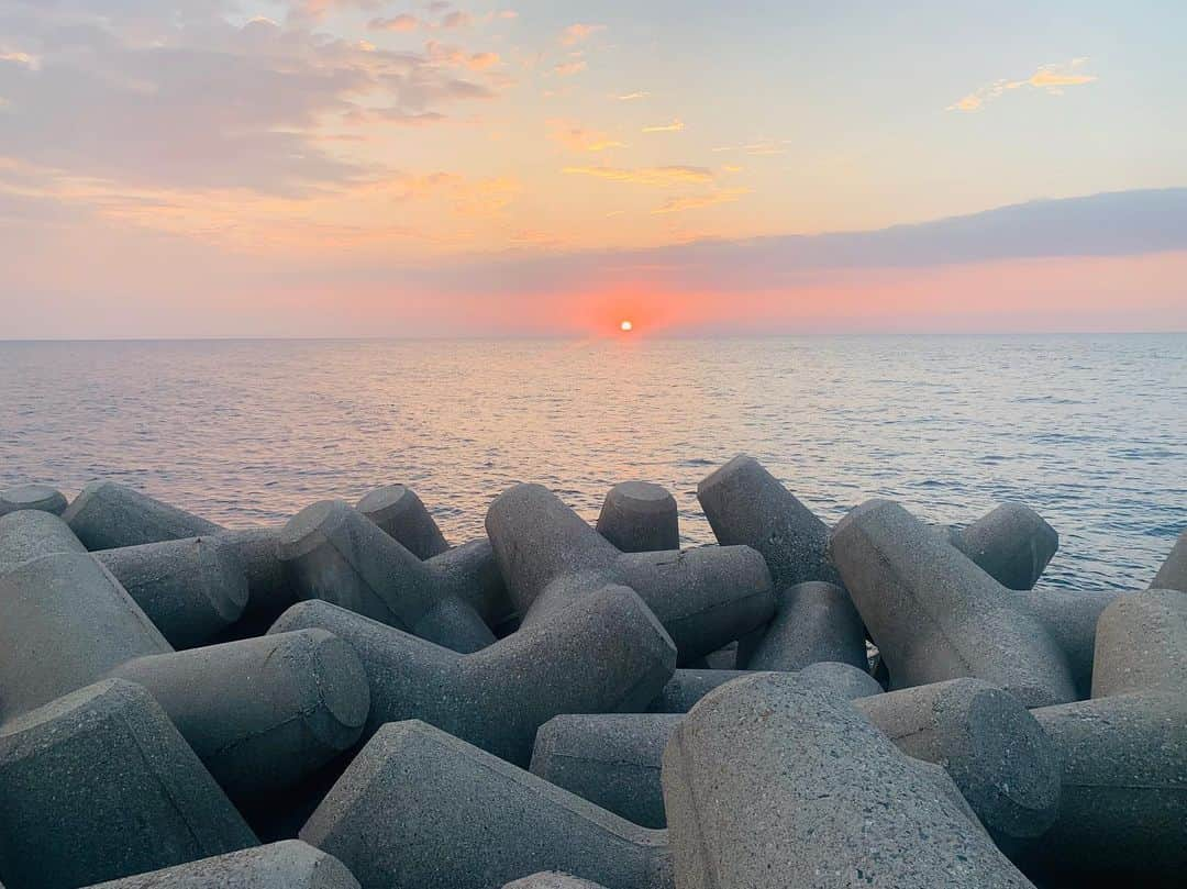 後藤紗亜弥さんのインスタグラム写真 - (後藤紗亜弥Instagram)「夏の終わり🌻﻿ ﻿ ﻿ ﻿ ﻿ ﻿ 8月。﻿ ﻿ 滑らかな坂をくだったり﻿ ﻿ 険しい坂をのぼったり﻿ ﻿ そんな月となった。﻿ ﻿ ﻿ ﻿ ﻿ ﻿ 言葉ってダイレクトに届いて﻿ 一度聞いた言葉はよっぽどのことがない限り﻿ 消えない﻿ ﻿ 私の中に残る言葉﻿ ﻿ 傷ついたこともあった。﻿ まだまだ弱いなぁ〜なんて﻿ 痛感した。﻿ ﻿ ﻿ 演者でい続けたい﻿ 今のお仕事をこれからも続けていきたい﻿ ﻿ 歳を重ねていくから﻿ これからまた﻿ 選択していかなければいけないのだろうし﻿ ﻿ ﻿ また新しい選択も生まれてくるのだろう﻿ ﻿ ﻿ ﻿ 私らしくありたい﻿ いつどんな時も﻿ ﻿ ﻿ 時には右から左へ流すのだ。﻿ ﻿ ﻿ もし今﻿ 自分が歩いてきた道は間違っていた﻿ ﻿ 自分が思ってしまうと﻿ ﻿ もうそこで止まってしまう気がする﻿ ﻿ ﻿ 信じる。﻿ ﻿ ﻿ 自分と﻿ ﻿ ﻿ 今 ﻿ ﻿ ﻿ 支えてくれる大切な人達を﻿ ﻿ ﻿ 大切な人達の笑顔を守るために﻿ ﻿ ﻿ ﻿ 私は演者でい続ける。﻿ ﻿ ﻿ ﻿ ﻿ 9月も楽しみです！﻿」8月31日 11時45分 - saaya_goto