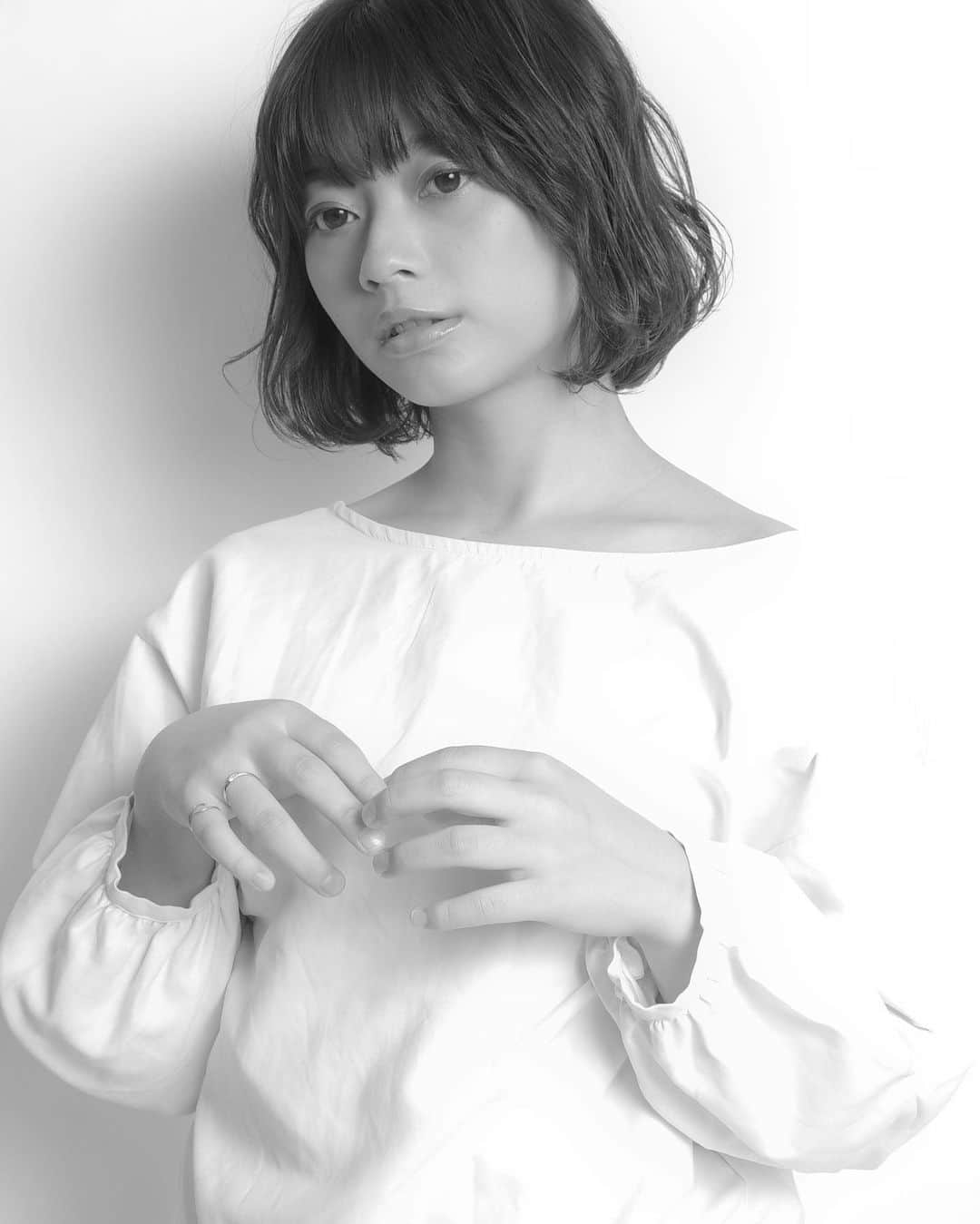 長津 健一郎のインスタグラム：「モノクロームポートレート #gr3 で撮影開始^_^  #gr3美容師 なる^_^  コンセプト nothing can be more beautiful ナッシング キャン ビー モア ビューティフル ————————————— ---------------------------- #GranCieux  #quatrochiba #サロモ  #メイク #美容 #ヘアスタイリスト  #ひたちなか #コーディネート#コーデ #quatro  #hairstyle  #hairstyles  #hairstylist  #ヘアサロン#ファッション#千葉中央 #撮影会 #撮影 #モデル #撮影モデル募集 #サロン #水戸 #instagood #photooftheday #love #followme」