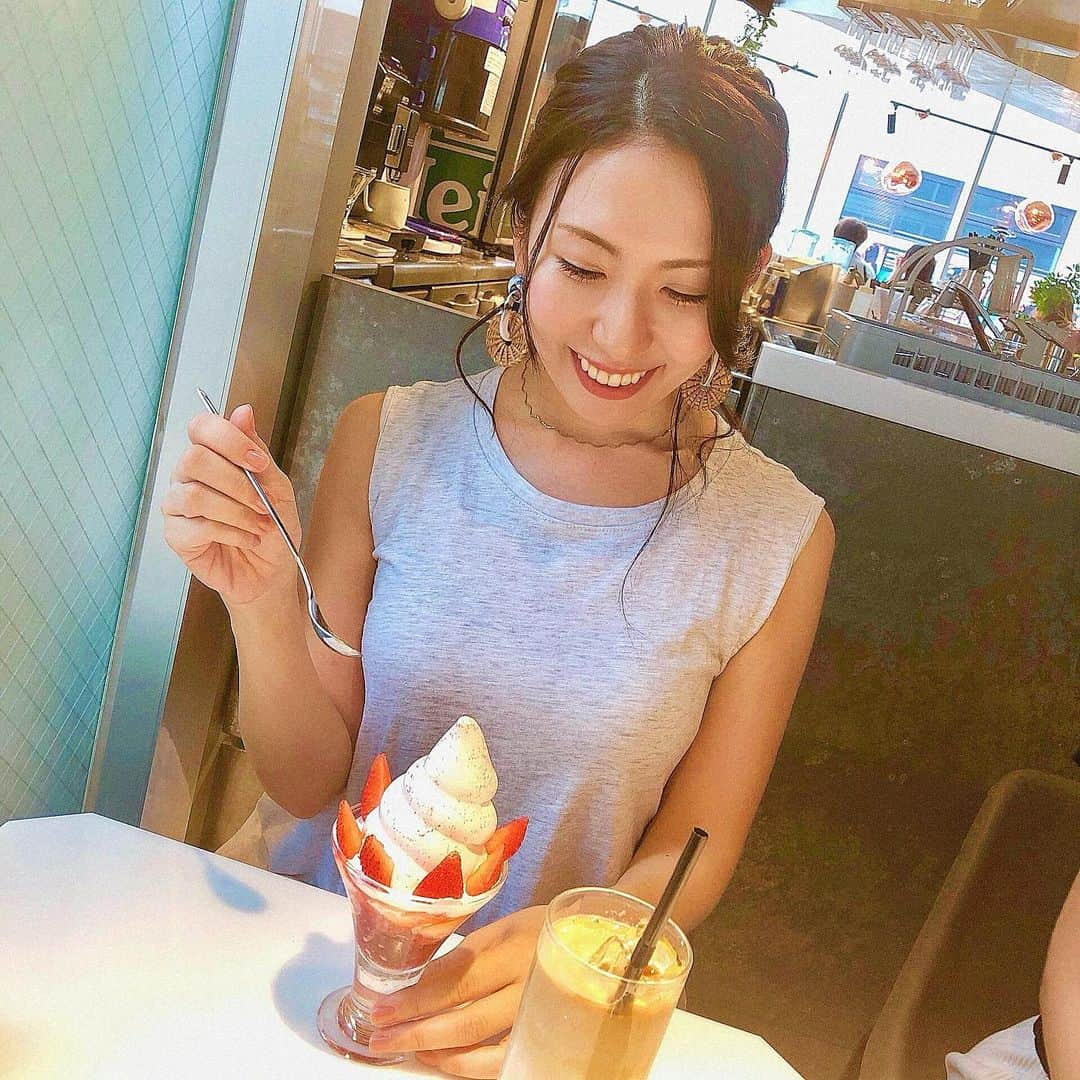 mimiさんのインスタグラム写真 - (mimiInstagram)「北海道のシメパフェ🍦 INITIAL OMOTESANDO✨ フルーツと北海道ソフトクリームが甘々で美味しかった😋 私は苺パフェ🍓 ・ #女子会 #表参道カフェ #東京カフェ巡り #東京カフェ #表参道グルメ #イニシャル表参道 #initialomotesando #いちごパフェ #苺パフェ #だいたいカフェにいる #mimiのオフ #カフェ巡り #スイーツ女子 #甘党女子 #北海道ソフトクリーム #北海道のシメパフェ専門店 #北海道名物 #〆パフェ」8月31日 10時19分 - chan.mi3