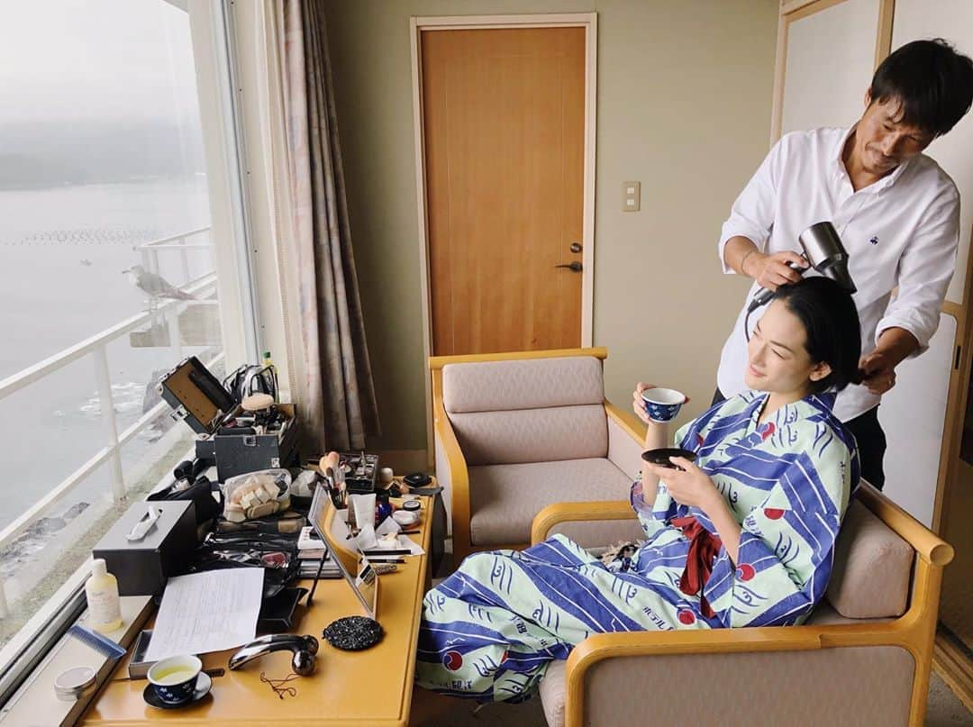 冨永愛さんのインスタグラム写真 - (冨永愛Instagram)「Japanese Makeup style 🇯🇵👘😆 旅館でのヘアメイクはこうなるの図。  #カモメに覗かれてる #南三陸ホテル観洋  #旅館 #南三陸 #aitominaga #冨永愛」8月31日 10時20分 - ai_tominaga_official