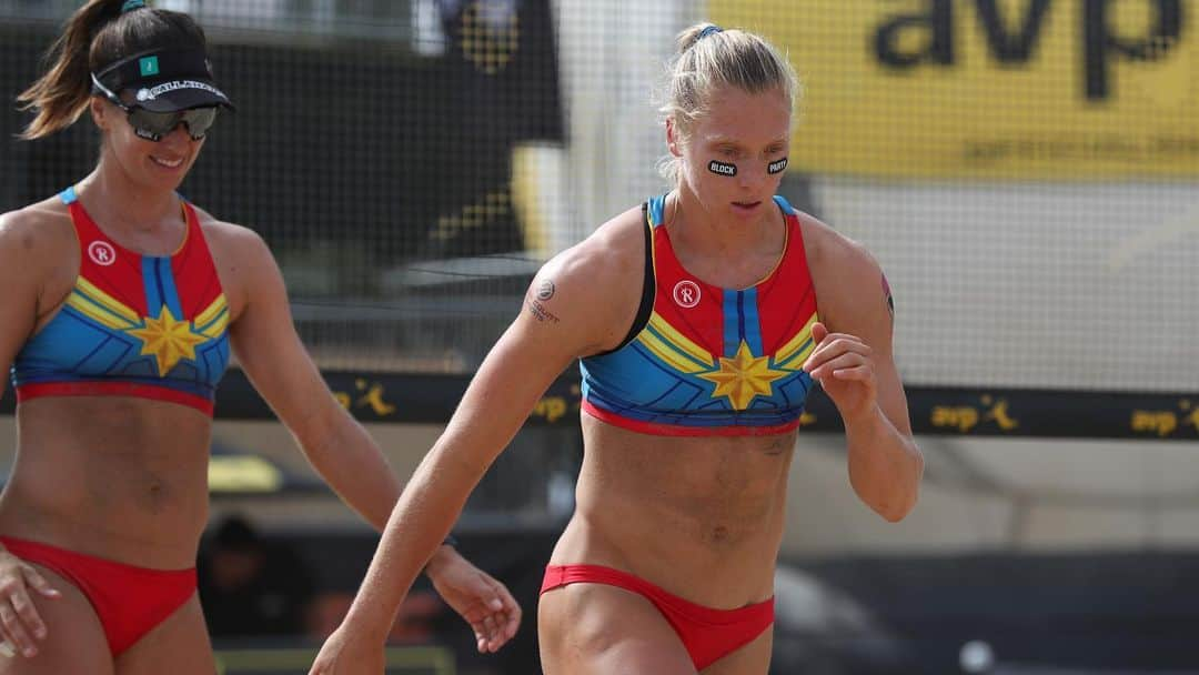 カーリー・ウォパットさんのインスタグラム写真 - (カーリー・ウォパットInstagram)「We thought this was a costume party.. 2-1 today at the @avpbeach Championships in Chicago, and we are on to tomorrow. Up early at 8:15 am on court 3. #avpchicago #championships #goldseries #captainmarvel #supersuits」8月31日 10時33分 - carlywopat