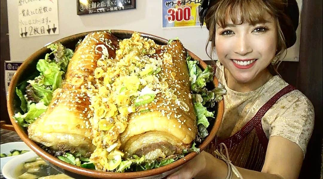 石関友梨さんのインスタグラム写真 - (石関友梨Instagram)「YouTube！まるごとチャーシューを2本丼！かぶりつく(*´ч ` *)♪ #プロフィールからYouTube飛べます #栄久庵 #前橋 #デカ盛り #群馬デカ盛り #チャーシュー #前橋ラーメン #群馬ラーメン #肉塊 #大食い #チャーシュー丼定食 #味噌汁」8月31日 10時26分 - yurimorico