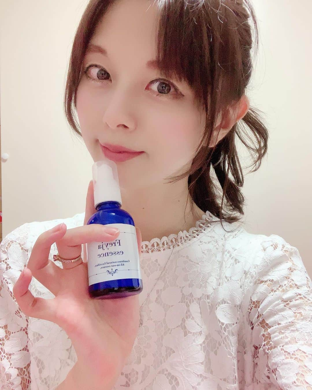 satomiさんのインスタグラム写真 - (satomiInstagram)「紫外線対策できる美容液『フレイヤ美容液』💕 * * 肌馴染みがよくて浸透力抜群なのに保湿力もあるから すごく気に入ってます＾＾ 何より日焼けによるダメージケアをしてくれる点がgood♡ まだまだ紫外線が強いからしっかりケアしないとね * * ↓こんな人におすすめ↓ ・洗顔後すぐに肌が乾燥してしまう ・お化粧しても乾燥が気になる ・色んな保湿液を使ったけど効果なし ・紫外線で肌がすぐに乾燥してしまう ・肌がいつもザラザラの状態 * *  @freyjaessence  #美白ケア  #フレイヤ美容液  #pr #美容液 #スキンケア #美容垢 #さとみの美容記録 #紫外線対策 #ダメージケア」8月31日 10時28分 - saatoomii47