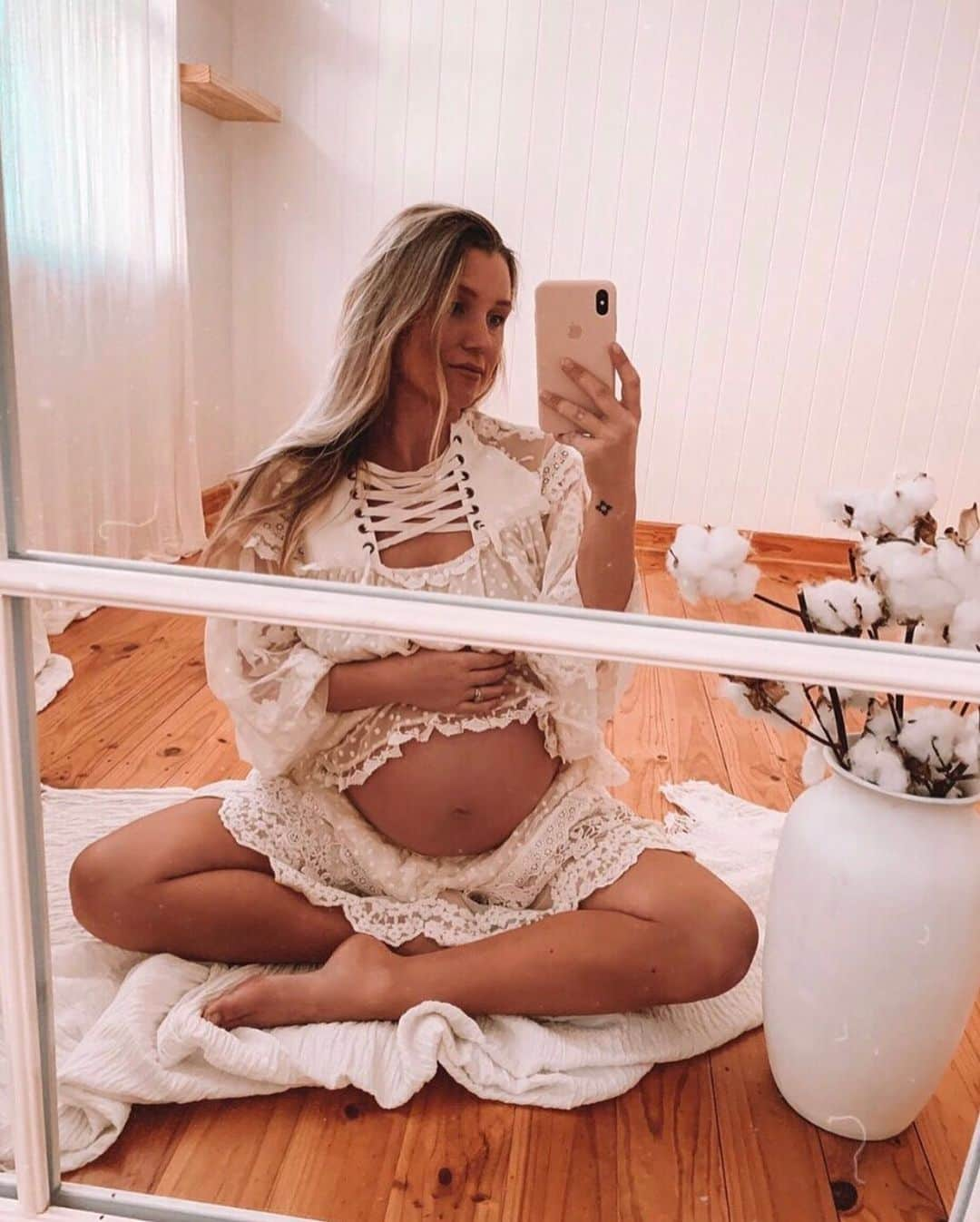 SPELLさんのインスタグラム写真 - (SPELLInstagram)「Beautiful soon to be mama @koleha looking glowing in our Dawn Lace Blouse + Mini Skirt 🌻💛」8月31日 10時36分 - spell