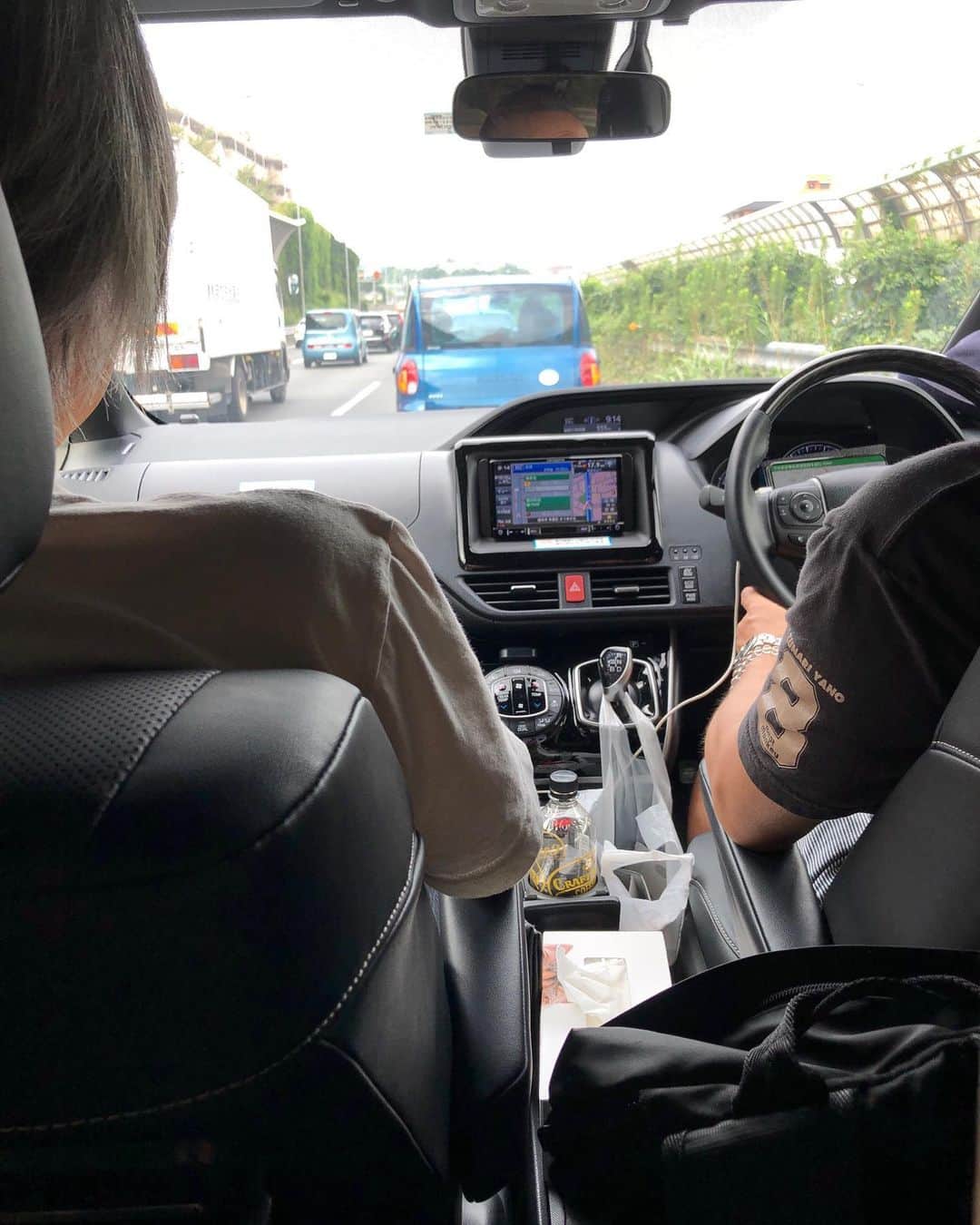 のインスタグラム：「腰に優しいハイブリッドカーで大阪に向かってます。海老名SAで買ったじゃがりこを本当のポテトフライにした「ポテりこ」を食べながら。今日も頑張るぞ(眠たい)」