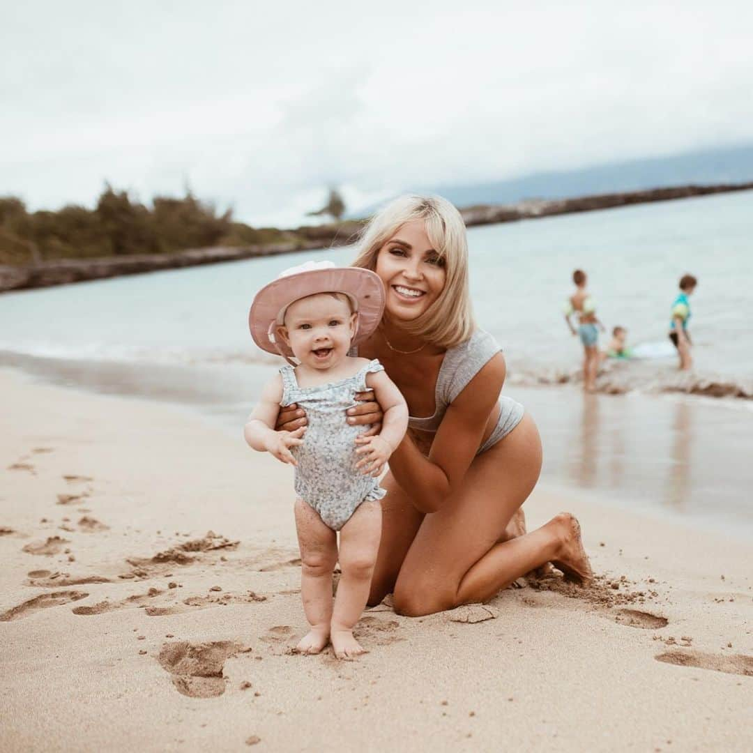 Cara Van Brocklinさんのインスタグラム写真 - (Cara Van BrocklinInstagram)「It’s safe to say her first time in the Pacific was a complete success!」8月31日 10時49分 - caraloren