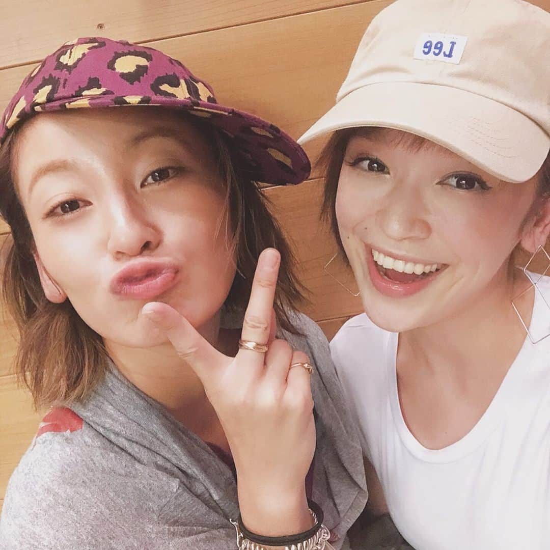 Soweluさんのインスタグラム写真 - (SoweluInstagram)「色々考え過ぎてしまう性格が邪魔をしてかどうもサクッとインスタをアップするのが苦手で ゆっくり時間を作れないとなかなか投稿はできないタイプなんだけど、もう今日で8月も終わりだし アップしたい夏の思い出写真いろいろあるので今日はあまり考えずアップしてくねー🍉  この前西山家で2ヶ月ぶりに集まった恒例のメンバー🌈 今年の頭に出会ったばかりの3人なのに 本当不思議だけどみんなといると昔からの友達みたいにすんごく居心地が良いんだよねー🍵 最高の出会いに感謝や🙏  昨日はマキとチビーズたちと観たかったライオンキング🦁を観に映画館へ🎞 いやーー映像が本当にリアルで凄い迫力だったなーーシンバ赤ちゃん時可愛かったなー ずっとキャラメルポップコーン食べてたんだけどw途中泣いたシーンの時は流石に手は止まったw  今月は2回も映画館行けて 最高だったなー  なかなか忙しい日々に追われてると 出来なかったりするんだけど たまには必要だよね こうゆう息抜きってさ！  私は大好きな友達や家族と 楽しい時間を過ごせる事が 今の息抜きであり幸せだなー💛  みんないつもありがとう🙏✨ @maki.nshiyama50  @amaricn ・ ・ みんなもたまには息抜きしてあげてね☕️ ・ ・ #夏の思い出  #息抜きtime #女子やで会」8月31日 10時49分 - sowelu_