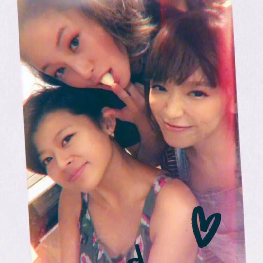 Soweluのインスタグラム：「色々考え過ぎてしまう性格が邪魔をしてかどうもサクッとインスタをアップするのが苦手で ゆっくり時間を作れないとなかなか投稿はできないタイプなんだけど、もう今日で8月も終わりだし アップしたい夏の思い出写真いろいろあるので今日はあまり考えずアップしてくねー🍉  この前西山家で2ヶ月ぶりに集まった恒例のメンバー🌈 今年の頭に出会ったばかりの3人なのに 本当不思議だけどみんなといると昔からの友達みたいにすんごく居心地が良いんだよねー🍵 最高の出会いに感謝や🙏  昨日はマキとチビーズたちと観たかったライオンキング🦁を観に映画館へ🎞 いやーー映像が本当にリアルで凄い迫力だったなーーシンバ赤ちゃん時可愛かったなー ずっとキャラメルポップコーン食べてたんだけどw途中泣いたシーンの時は流石に手は止まったw  今月は2回も映画館行けて 最高だったなー  なかなか忙しい日々に追われてると 出来なかったりするんだけど たまには必要だよね こうゆう息抜きってさ！  私は大好きな友達や家族と 楽しい時間を過ごせる事が 今の息抜きであり幸せだなー💛  みんないつもありがとう🙏✨ @maki.nshiyama50  @amaricn ・ ・ みんなもたまには息抜きしてあげてね☕️ ・ ・ #夏の思い出  #息抜きtime #女子やで会」