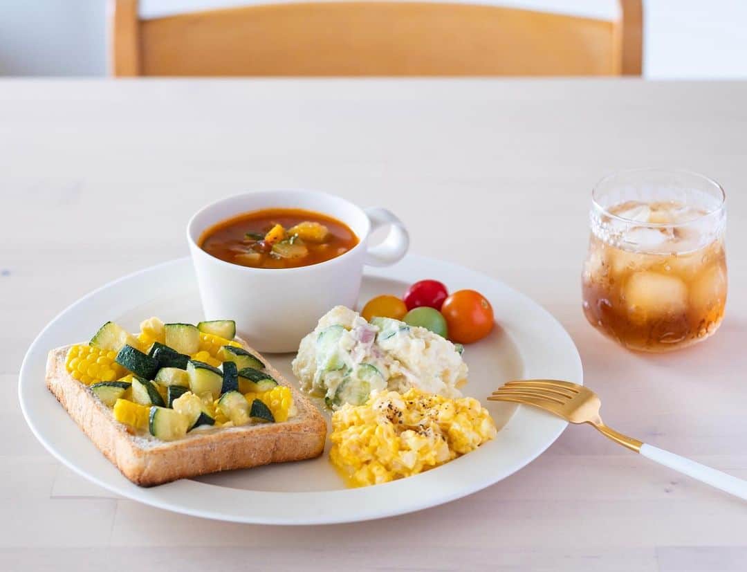haru.のインスタグラム：「. おはようございます☀ . 今朝はズッキーニととうもろこしのオープンサンドとポテサラ、玉ねぎ入りのスクランブルエッグ、昨日の残りのミネストローネ、プチトマトでした♩ . ブログ、パラパラと見にきていただけてるようで。 きてくださった方、ありがとうございます😊✨ . これから毎日ちまちまっと更新していきますので、また時間のあるときにでも覗いてやってください〜。 . . ところで。 #バーピー って知ってます？←突然。 筋トレなんですけど。 . 話の流れで親友ちゃんと励まし合いながら毎日コツコツやることになりましたw こちらもちまちまコツコツと続けていこうか…。 なんていうか。 . 筋肉が なさすぎる← . 家事と仕事と筋トレがんばりますw . みなさま良い1日を♡ . .」