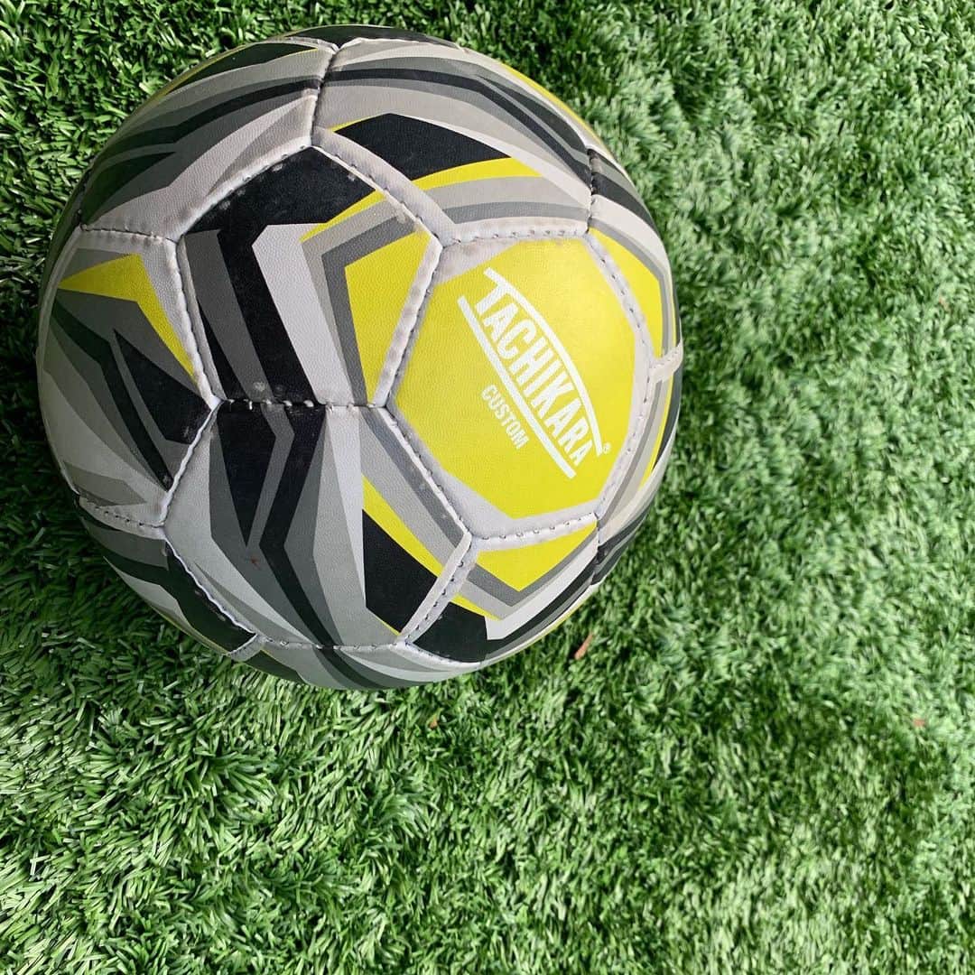 のインスタグラム：「近隣や、千葉、品川などから 7時から9時の朝練  挑戦してくれたサッカーキッズたち！  飛び入りコーチや 親子で参加など  毎朝新鮮で笑顔満載の2時間でした！  園児から小学生、中学生、大学生など 他校、他少年団でも声かけあいながら仲良くなっていたり  夏休み楽しかったです！という言葉には、  毎朝早寝早起きできた！ ⚽️しないと始まらない！ 夢にも出てきた！ リフティングの練習頑張った！ 早く知りたかった！ 2学期も、来年の夏休みも朝練やって！と、、、素直な声が可愛く お母様たちからのメッセージも寄せられました！  助っ人の皆様のおかげで 純粋に⚽️楽しかった！と思ってもらえてよかった！  着実に確実に成長してそー！  おばゴールもゲットだぜ！  #朝練 で おばちゃんとも⚽️してくれて感謝！  ありがとうございました😆  #キングオブエンブレム #駒沢公園」