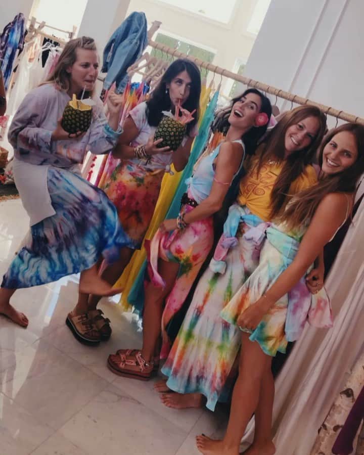 ダニジョーのインスタグラム：「WEEKEND’S HERE & WE’RE CELEBRATING 🌈 #dannijogirls」