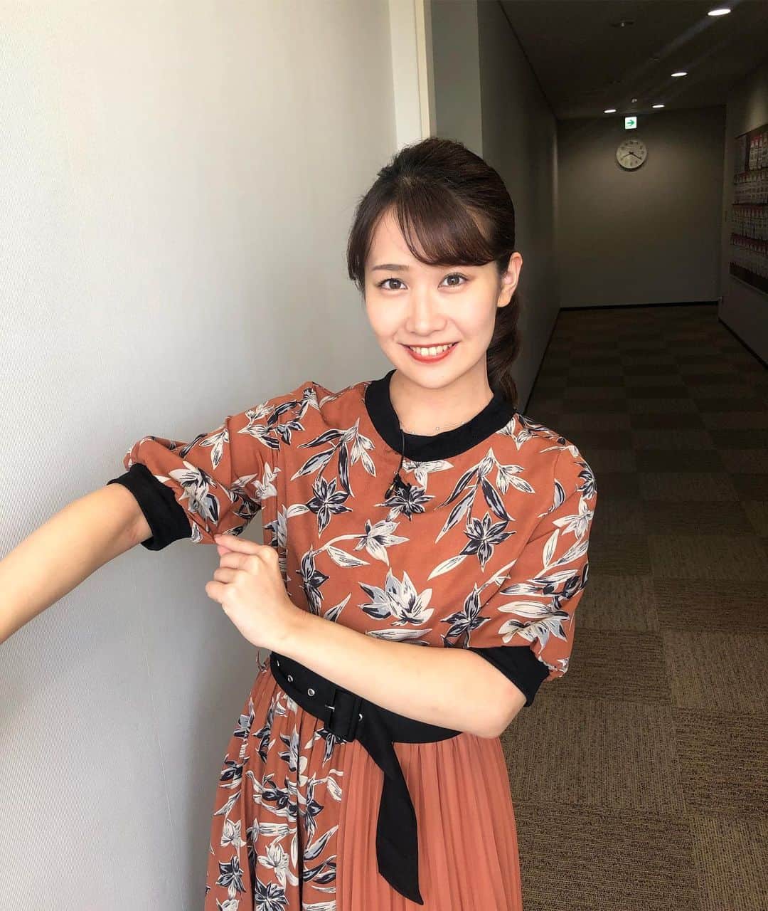 のインスタグラム：「夏休み最後の週末🏝 今日のデルサタは、もう秋らしい衣装でしたよ🍁 この後のデルサタ11ではおトクな焼肉店を祭nine.の2人が調査してくれています！！ #デルサタ #デルサタ衣装 #メーテレアナウンサー #アナウンサー衣装 #島津咲苗」