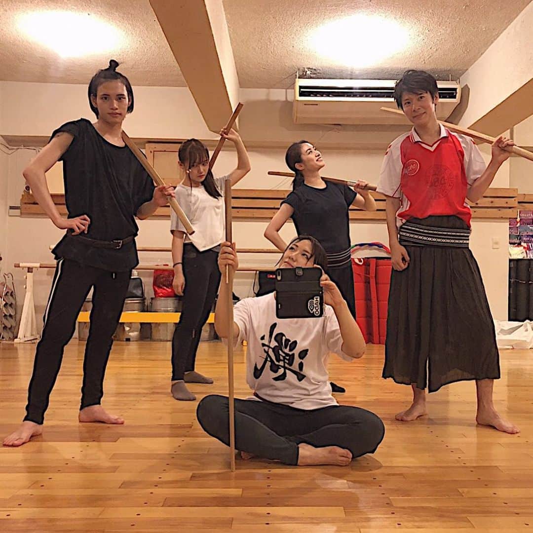 鈴木芳奈のインスタグラム：「‪昨日は事務所の殺陣稽古だったよ‬ ‪一つ一つにちゃんと意味があることを感じた日‬ ‪動きの中にしっかり感情があって、それがとても面白いっ‬ ‪スポンジのように吸収吸収〜‬ ‪今日は撮影行ってきます！‬ ‪ #殺陣 #ウイントアーツ‬」