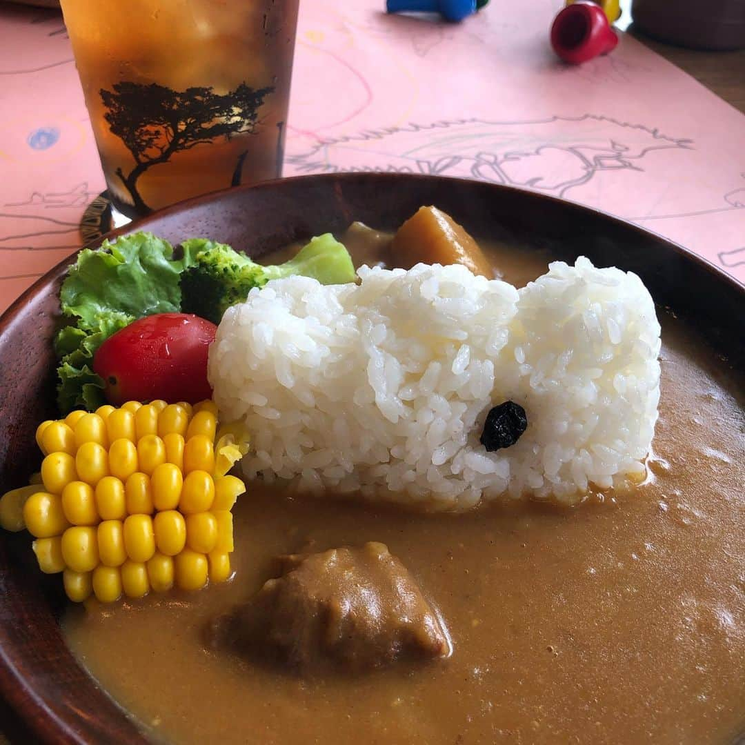 甘糟記子さんのインスタグラム写真 - (甘糟記子Instagram)「サファリのあとはランチ！  アドベンチャーワールドの中のレストランって、盛り付けが可愛くてしかも割と全部美味しい！  特に水族館横のレストランが好きです( ^ω^ )  メニュー見てるだけでも楽しよね！  テーブルには最初から色ぬりできるクロスが用意されてて、クレヨンもあるし、ポップコーンもあり、子供の心を鷲掴み（笑）  そのあとはイルカのショーを見に行きました！  品川エプソムの方が、ここのショーには敵わないと言ってたくらい、ほんとイルカとのコミュニケーションがすごい！！ 何が良いって、無駄な説明とかなくて音楽とパフォーマンスだけなのでテンポよく楽しめます！  和歌山ならではのみかんソフトも食べて（笑） もちろんポップコーンもね（笑）  最後に、みんな前においでという合図があったので、水槽の前までチビ達行くと、、、、 こんな感じでビチョビチョで帰ってきました（笑）  まあ暑いしいいよね(≧∀≦) 楽しい夏の思い出だわ！  #甘糟旅行南紀白浜#甘糟旅行#旅行#夏休み#南紀白浜#和歌山#大好きな場所#アドベンチャーワールド#イルカのショー#息子殿姫#息子殿#姫#夏休み最後#japan」8月31日 11時00分 - norihey924