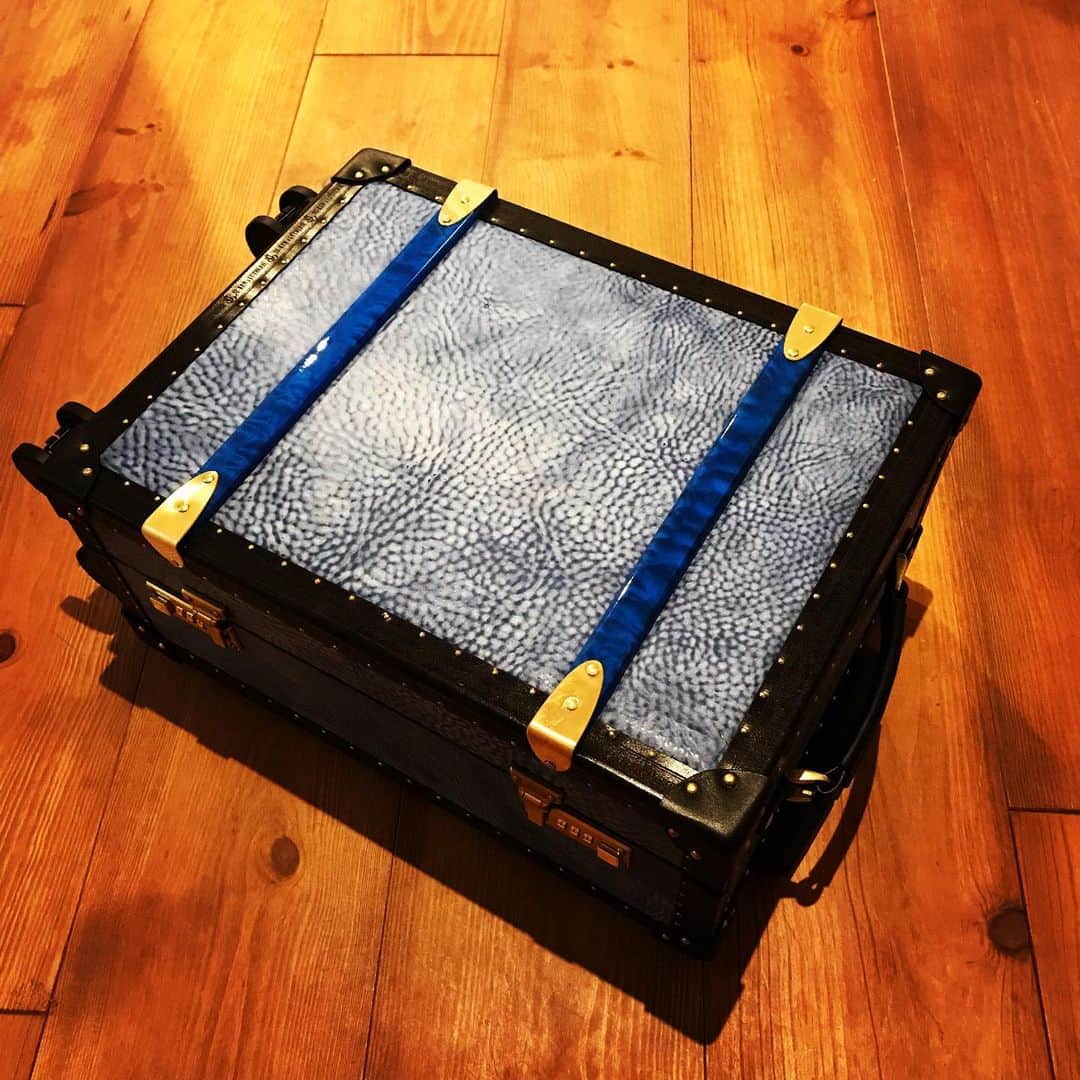 Ju-kenのインスタグラム：「@lutherie_ishichang とのコラボアイテム、念願のトランクが届きました💙  旅の多い人生、経年変化も楽しめる逸品を長年欲してました。。。 その願いを叶えてくれた友人でもあり、素晴らしい革職人のイシチャン、本当にありがとう😊  #トランク #コラボ第3弾 #手作り #イタリアンレザー #スーツケース  #ハンドメイド #機内持ち込み可 #内張も革」