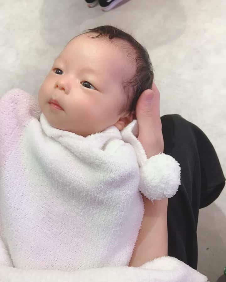 本田しおりのインスタグラム：「日々成長する娘  #まだパパのお手手より頭が小さい♡ #由佳の足さわさわがウケるw #元保育士 #全く似てない親子 #親子」