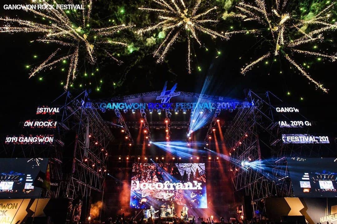 Tatsuyaのインスタグラム：「こないだの韓国でのライブの写真。  どこの大物アーティストやねんってぐらい派手に特効使い狂ってくれてたw」