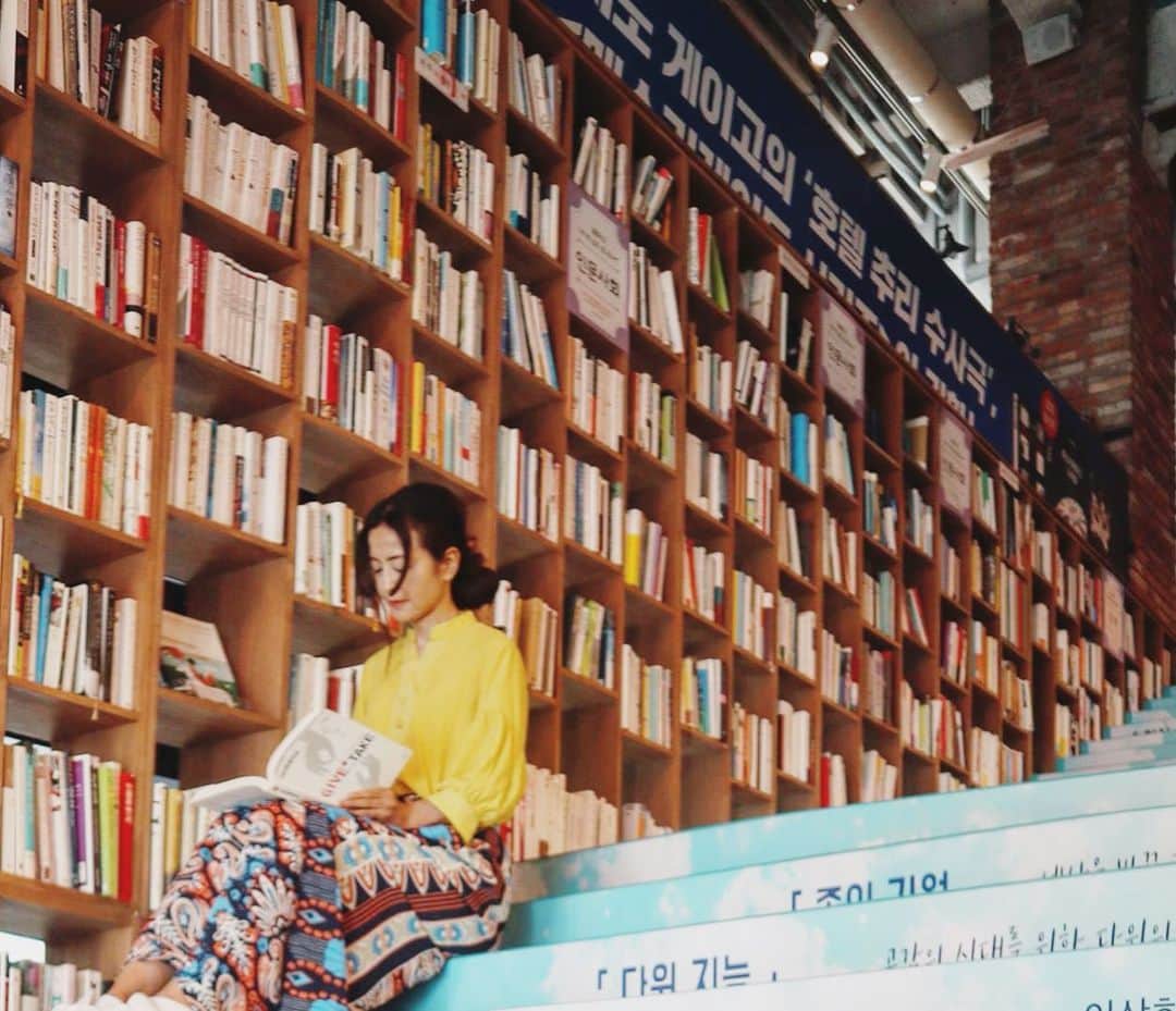大桃美代子さんのインスタグラム写真 - (大桃美代子Instagram)「ブックパークへ。  漢江鎮駅直結で、  ミュージカルも行う複合施設。  ブックパークは、本棚が上から下まで。  カフェもかわいい😍  #ブックパーク#ミュージカル#cafe#seoul#bookcafe#漢江鎮 #駅直結#ソウル旅行#梨泰院#本好き#一歩先を歩く」8月31日 11時18分 - miyoko_omomo