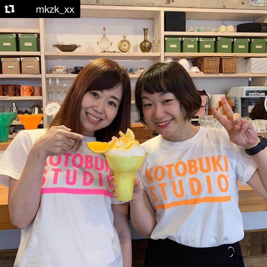 江口寿史のインスタグラム：「イラストレーターの仲良しコンビ。ミカヅキちゃんと高田ミカちゃん。ミカヅキちゃんは今↓のとこで個展開催中。お近くの方はぜひ行って見てください。  #Repost @mkzk_xx with @get_repost ・・・ 8/27 TUE﻿ ﻿ 横浜から、心の友・高田ミカちゃん（ @jealousy_mikamania ）が来てくれました。﻿ この日の為に、江口寿史さん（ @egutihisasi ）×かせきさいだぁさんのKOTOBUKI STUDIO Tシャツ買って着てきてくれました。﻿ 個展会場がスタジオオレンジ🍊 だからオレンジver.だし。﻿ さすが高田せんせい、私を喜ばせる天才…😂🎊﻿ ﻿ 私はインスタアイコンのイラストと同じTシャツの黒ver.で行こうと思いきや、洗濯しそびれていたので🌀ウーン仕方ない、ピンクでいいかな〜と思ったら﻿ まさかのおそろい。双子コーデ、ですね。﻿ どっちもミカだしな…﻿ ﻿ 展示終わった後はこのまま雨ザザ降りのハーバーランドに行き、モザイクで夜景をバックに写真を撮ったり、観光客になりました。楽しかった…‼︎﻿ ﻿ 自分の展示を目的に神戸旅行してもらえるって、本当〜にありがたい事です。﻿ ミカちゃんいつも本当にありがとう〜‼︎﻿ ﻿﻿ ﻿ ——————————————﻿ ﻿ ミカヅキ個展﻿ 「ビタースウィートサマー」﻿ ﻿ 2019.8.24(土)〜9.2(月)﻿ 14時〜20時﻿ (8.29休廊、最終日19時まで)﻿ ﻿ 会場 ﻿ スタジオオレンジ （ @studioorange.japan ） ﻿ 兵庫県神戸市兵庫区荒田町4-3-4-1F」
