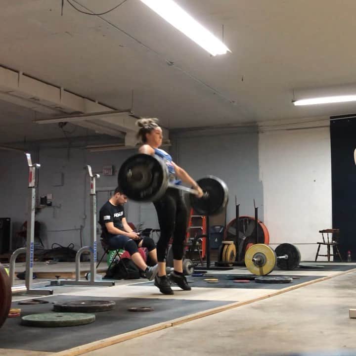マッティ・ロジャーズのインスタグラム：「Up and down and up and down and up down 🌊🌊🌊 Just some of the snatch waves & drop sets from today. A ton of work on these & clean and jerks today, and I am PUMPED about just the amount of work I was able to put in today. Idk if my hands will survive anymore, but at least most of my snatches look the same no matter what the weight is ¯\_(ツ)_/¯ Now time to prep for this hurricane & try and get as many workouts in as I can before it hits us here in Florida! @xendurance @2poodperformance」