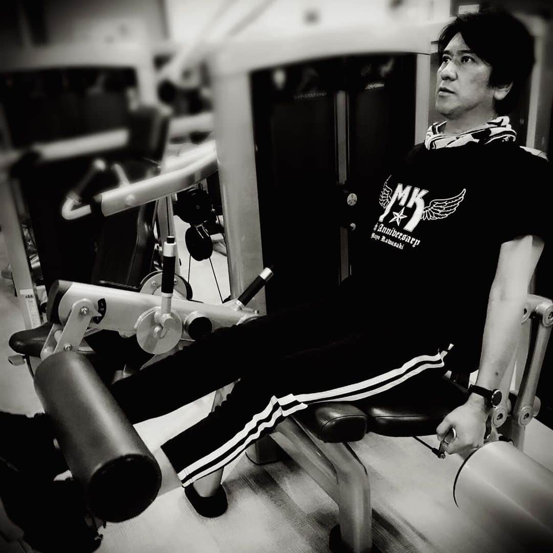 川崎麻世さんのインスタグラム写真 - (川崎麻世Instagram)「膝の半月板損傷で治療に通っているが、医者からそろそろ治療をおやすみして様子を見ましょうと、激しい運動を避けてマシンを使ってゆっくりとした筋トレを勧められ早速ジムでトレーニング😃」8月31日 11時22分 - mayokawasaki