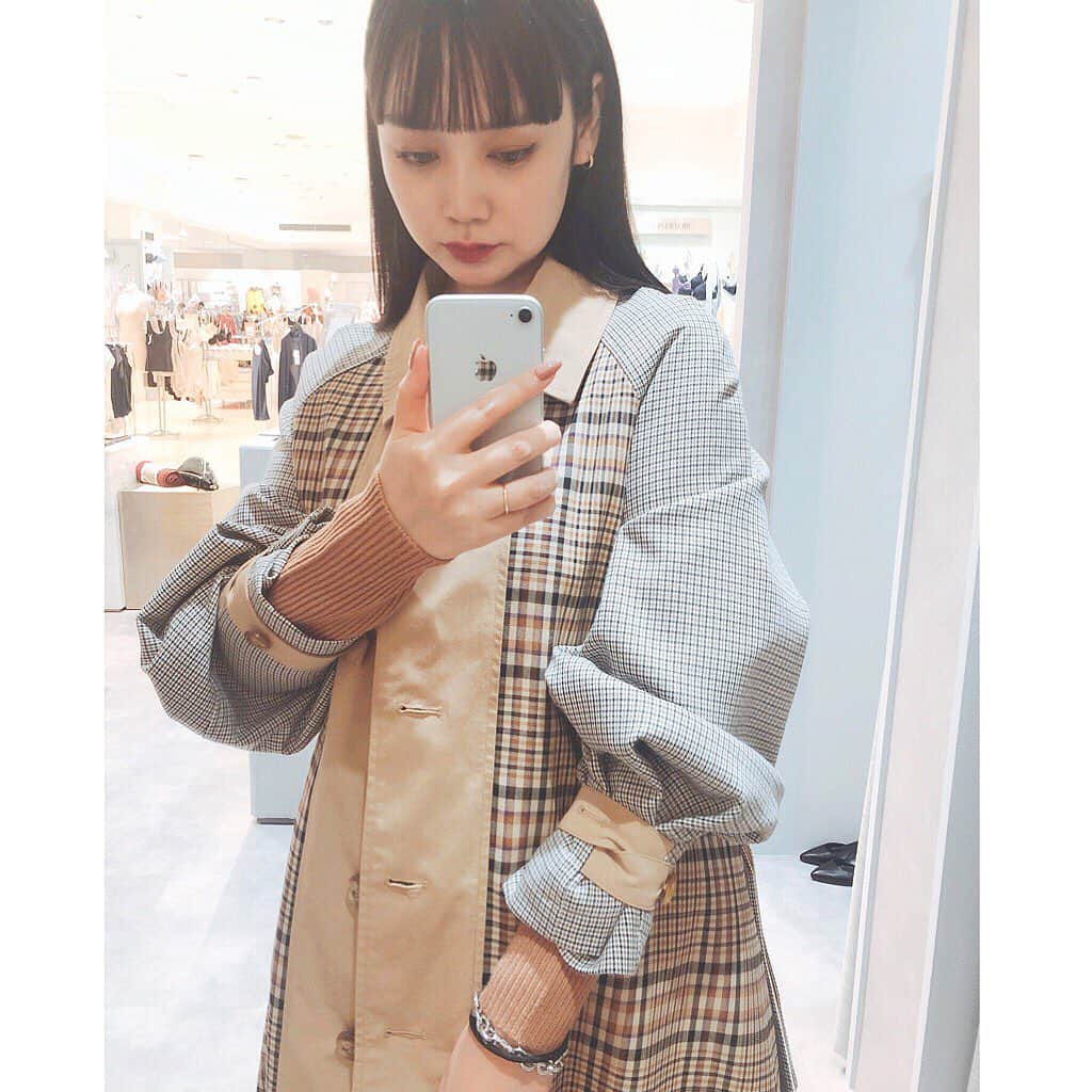 西本早希のインスタグラム：「・ 8/28に岩田屋にオープンした @cast_colon に 💁🏻‍♀️♡ 博多阪急には 昨日8/30にオープン ! ・ ・ タイプの違う3人の女性をモデルにしていて  フェミニン カジュアル マニッシュ の 3つのジャンルのお洋服が一気に見れるお店だった👖! ・ 見てるだけで可愛い 柄モノがいっぱい 🔴 ・ ・  スタッフさんに選んでもらったお洋服も 試着させてもらったりして☺️ (コートの袖ぎゅっとするのが可愛いんだって  だから ぎゅっ としてもらった 😇) ・ ・ youtubeで このブランドの 短編映画がみれるからぜひ 💁🏻‍♀️ (知ってか知らずかスタッフさんに  監督さん 星野源さんのMVとか撮ってる方なんですよ  って言われ過剰反応しそうになったけど 抑えました) #fashion #映画CAST #CASTcolon #キャスト」