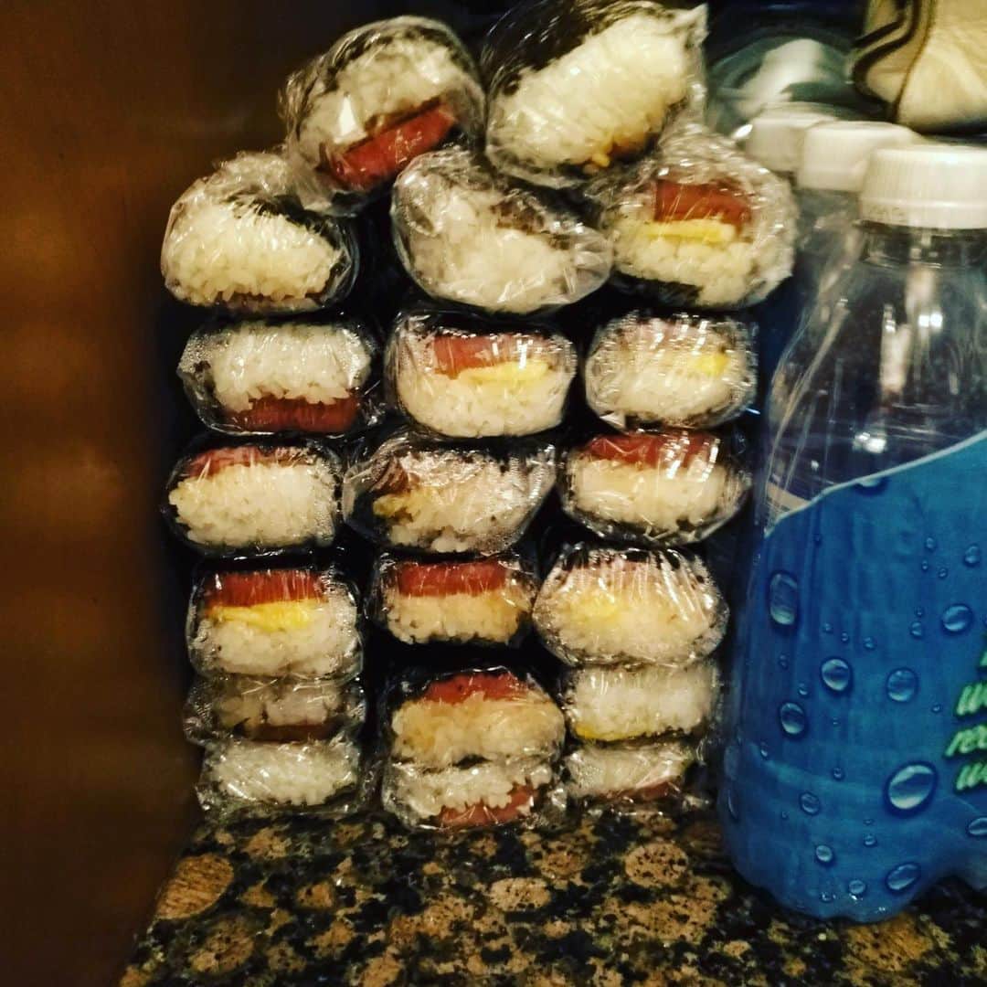 青木佐知のインスタグラム：「・ 誕生日が来ると思い出す記憶。 2年前、スパムおにぎりが食べたいとチームメイトからリクエストがあり、 誕生日翌日に30個作ったんです。 それを持って行った日に戦力外。 電話口で聞かされ、 おにぎり全部持って帰ってきてー ↑ちっさい笑 と言ったら、バティスタが今目の前でおいそうに食べてると。笑 すでに残り少ないと。笑 今となってはいい思い出😊 冷静に考えたら、バティスタ選手に食べていただけるなんて光栄なのに🙏笑 誕生日はこんな記憶の方が強い。 あのときはどん底だと思ってたけど、 そんなことはなかった。 メッツにご縁あり、 両リーグ全地区制覇できた✨笑 そうやって、どんな状況下でも、 少しでも前に進めるような、 36歳の一年間にしたいなと思います。 周りの方々に感謝です🙏 誕生日らしい写真がないので控えました。笑 シーズン中の誕生日はそんなもん。笑 #20190828 #感謝 #映えとかいい #笑 #伝われば #幸い」