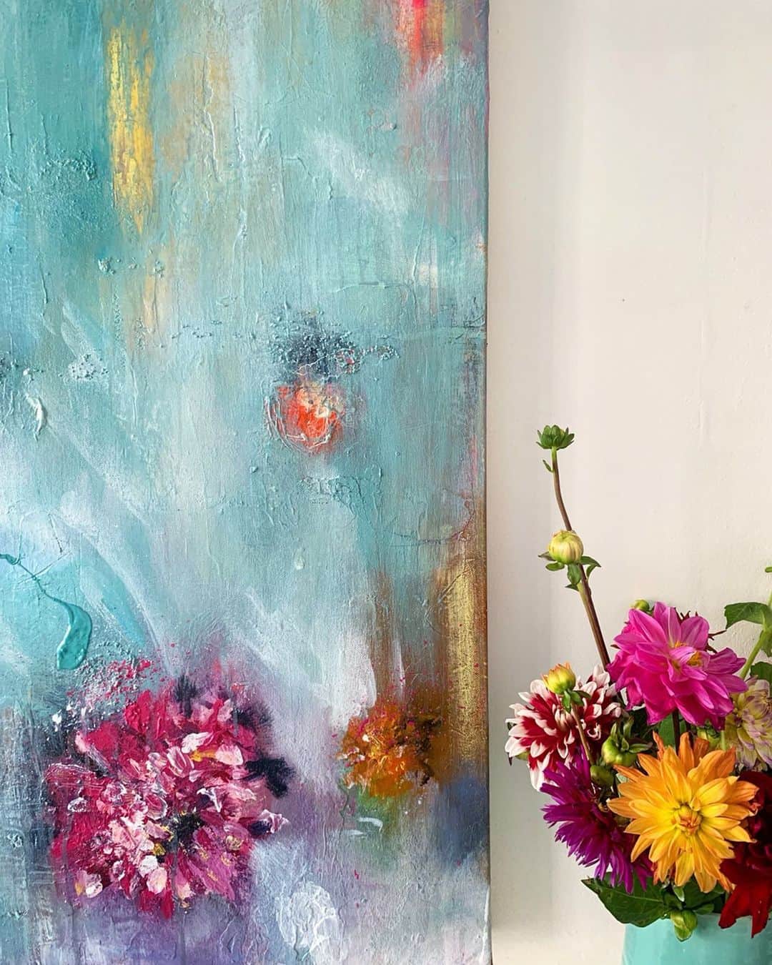 Tea and sittingのインスタグラム：「🌿🌺 ‘WEATHERED DAHLIAS’ , Acrylic on Canvas, 80cm x 80cm is now SOLD. I ship worldwide and do please feel free to message me with any questions if you are interested in any other paintings. You can see some of the process and inspiration I went through in my Stories highlight! Swipe across to see the full painting. #artforsale #originalart #brightonartist #dahliapaintings #dahlias #texturedpainting #artby5ftinf」