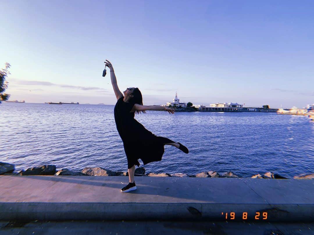 平祐奈さんのインスタグラム写真 - (平祐奈Instagram)「海辺を歩いていると 踊りたくなってしまって ついつい💃 お天気で朝から気持ちが良かったです☀︎ 公園にはトレーニングマシーンがあって いい運動になりました。  日本は夜中ですね。 Have a sweet dream.🌙 #祐奈のトルコ日記」8月31日 2時45分 - yunataira_official
