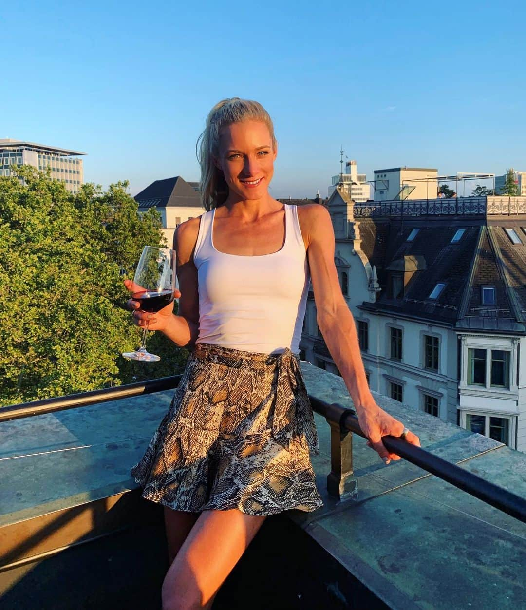 エマ・コバーンさんのインスタグラム写真 - (エマ・コバーンInstagram)「Did someone say Rooftop? #postracewine #zurich #rooftopsarethebesttops」8月31日 2時46分 - emmacoburn