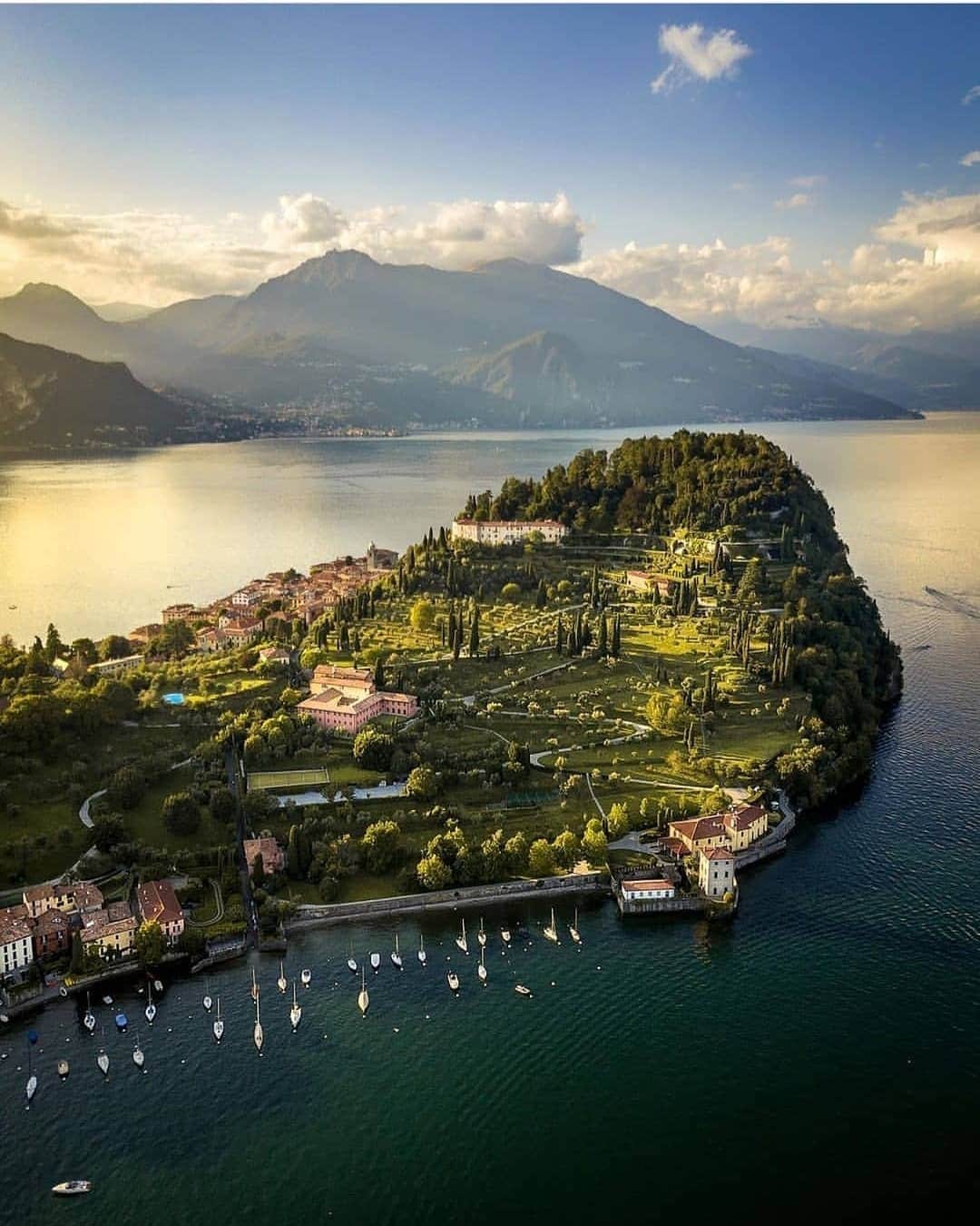 のインスタグラム：「Fantastic views of Bellagio-Lago di Como at the north of Italy, photo by @j84c at @igerscomo 😍📸🙌 #igerscomo #weareigersit #instagramersitalia #igers」